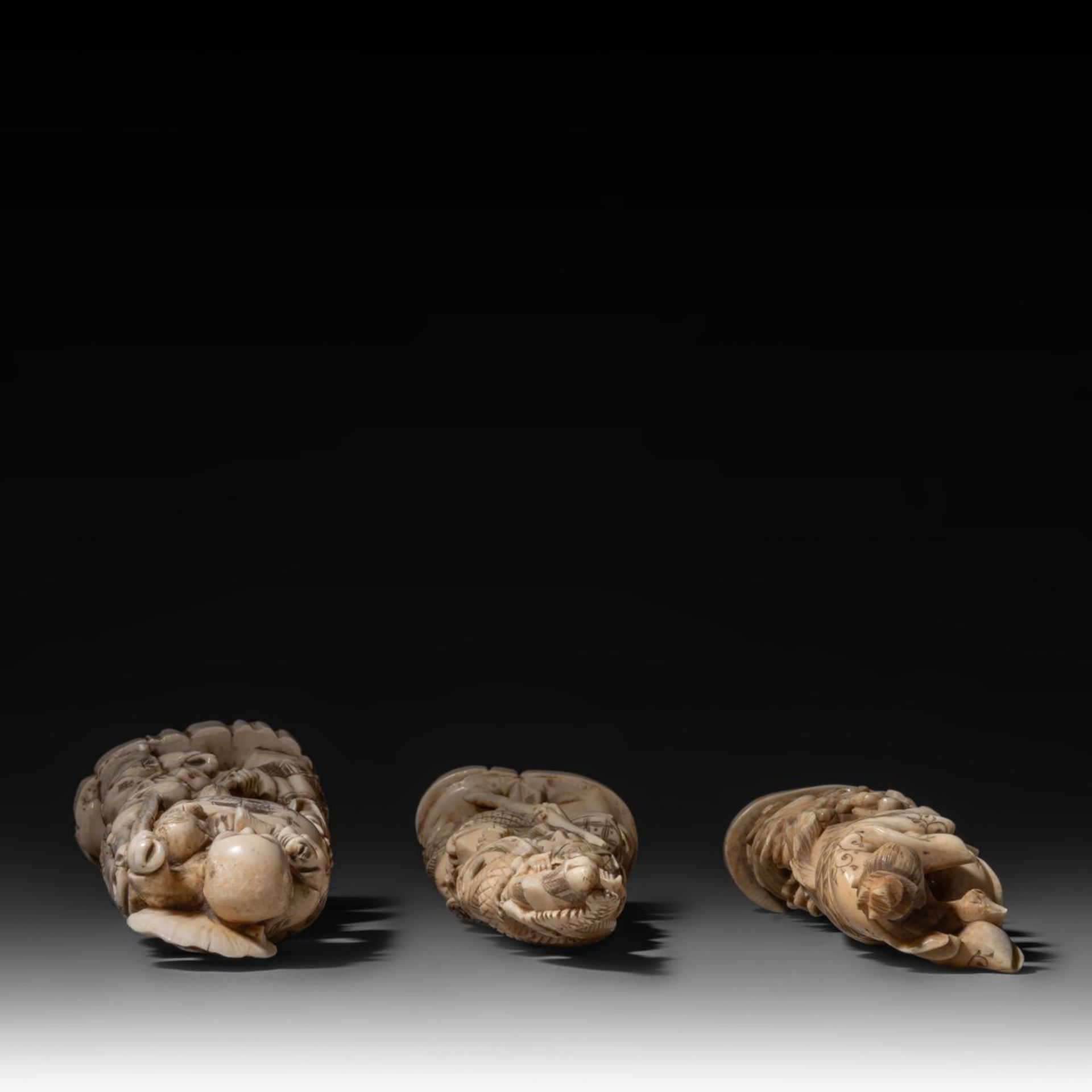 Three Japanese walrus ivory figures, Taisho, H 21,2 - 22,3 - 20,5 cm / 442 - 233 - 275 g - Image 8 of 9
