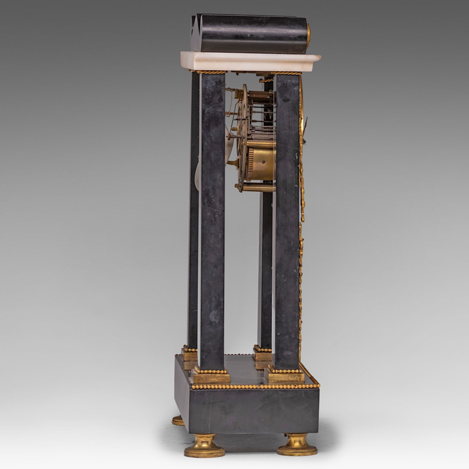 A marble Louis XVI column pendulum with gilt bronze mounts, ca. 1800, H 42 cm - Image 5 of 6