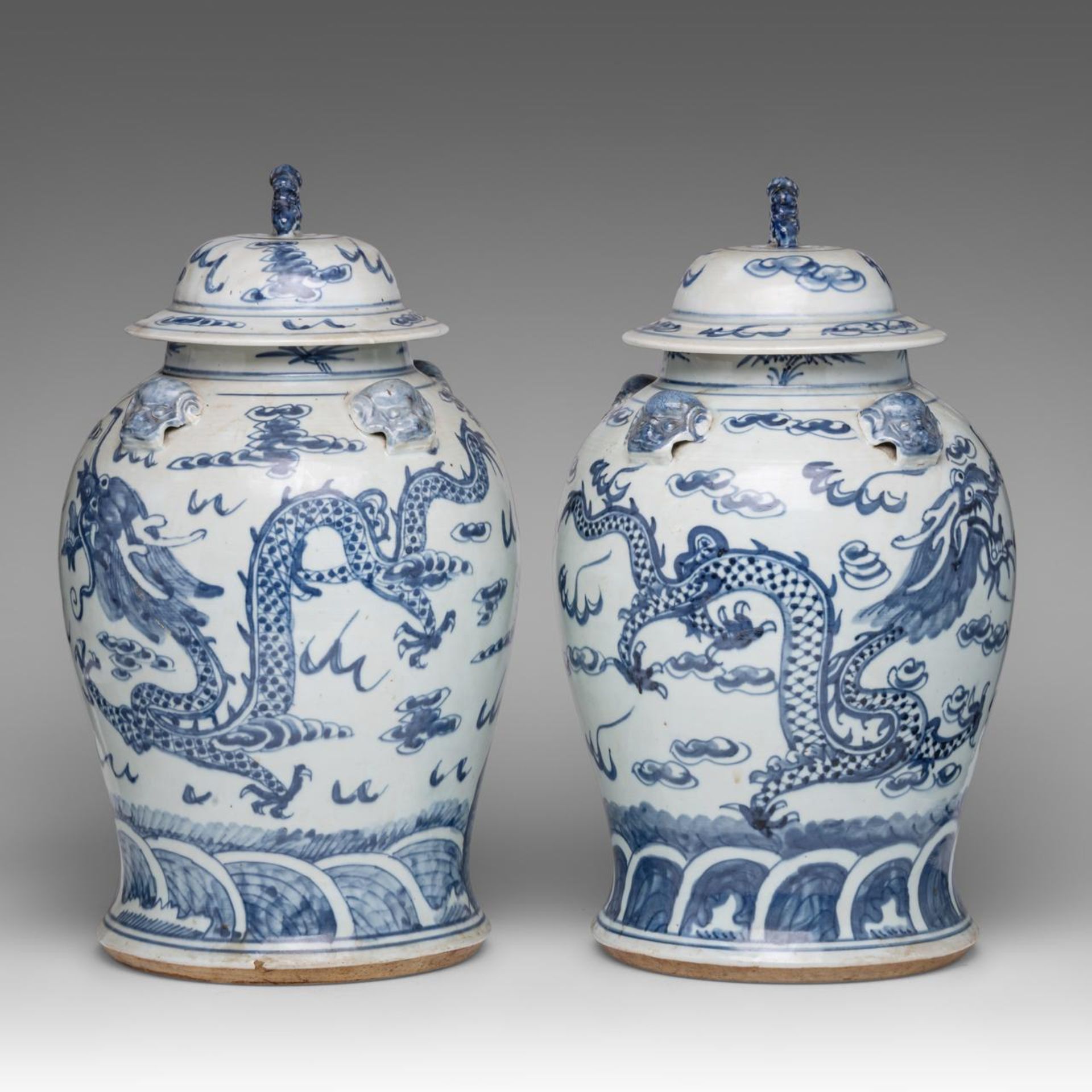 A pair of Chinese blue and white 'Dragons' covered jars, 18thC/19thC, H 45 cm - Bild 4 aus 8