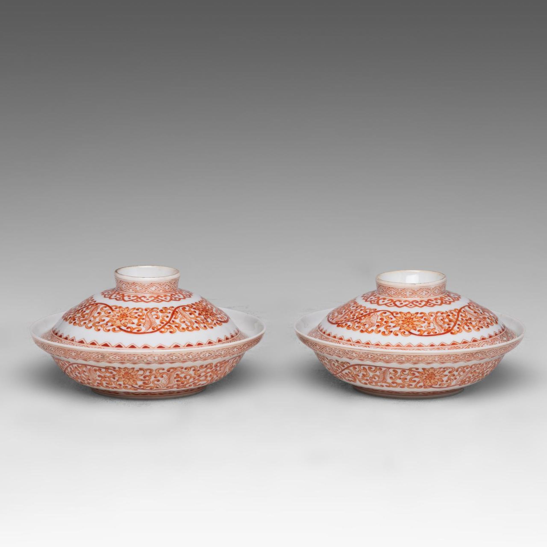 A pair of Chinese iron-red 'Lotus Scroll' lidded serving bowls, marked Guangxu and of the period, di - Bild 2 aus 10