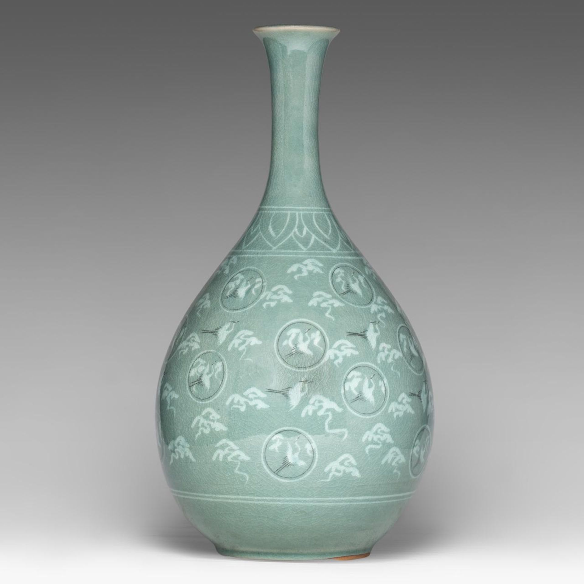 A Korean celadon ware 'Cranes and clouds' vase, 20thC, H 41,5 cm - Bild 3 aus 7