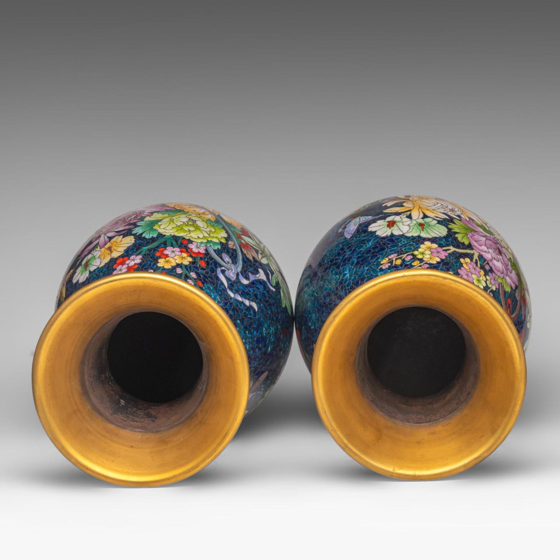 A pair of Chinese cloisonne enamelled 'Flower basket' vases, 20thC, H 52,5 cm - Image 5 of 6