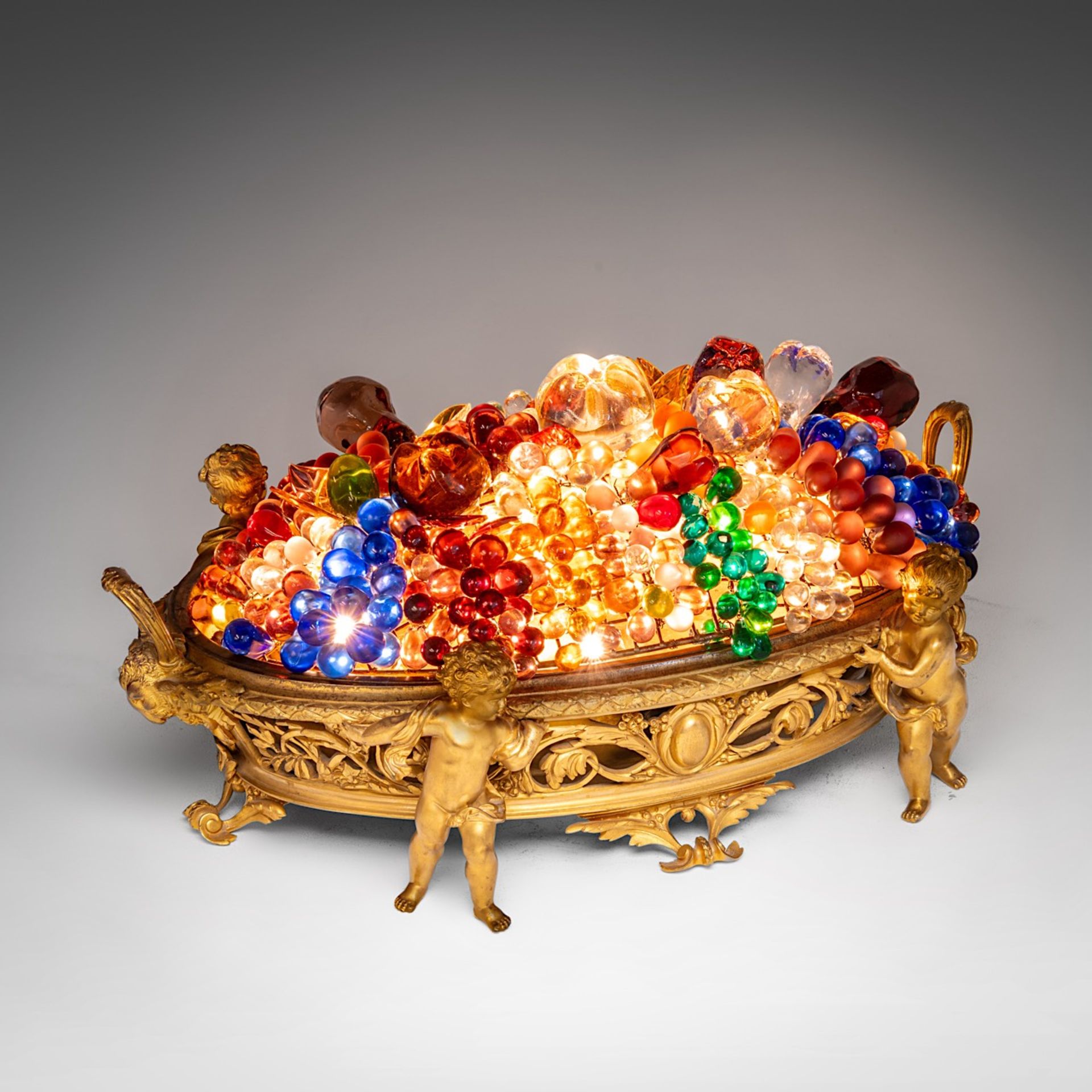 A Neoclassical gilt bronze and glass 'piece de milieu' fruit basket table lamp, ca. 1900, H 20 - W 4 - Image 6 of 16