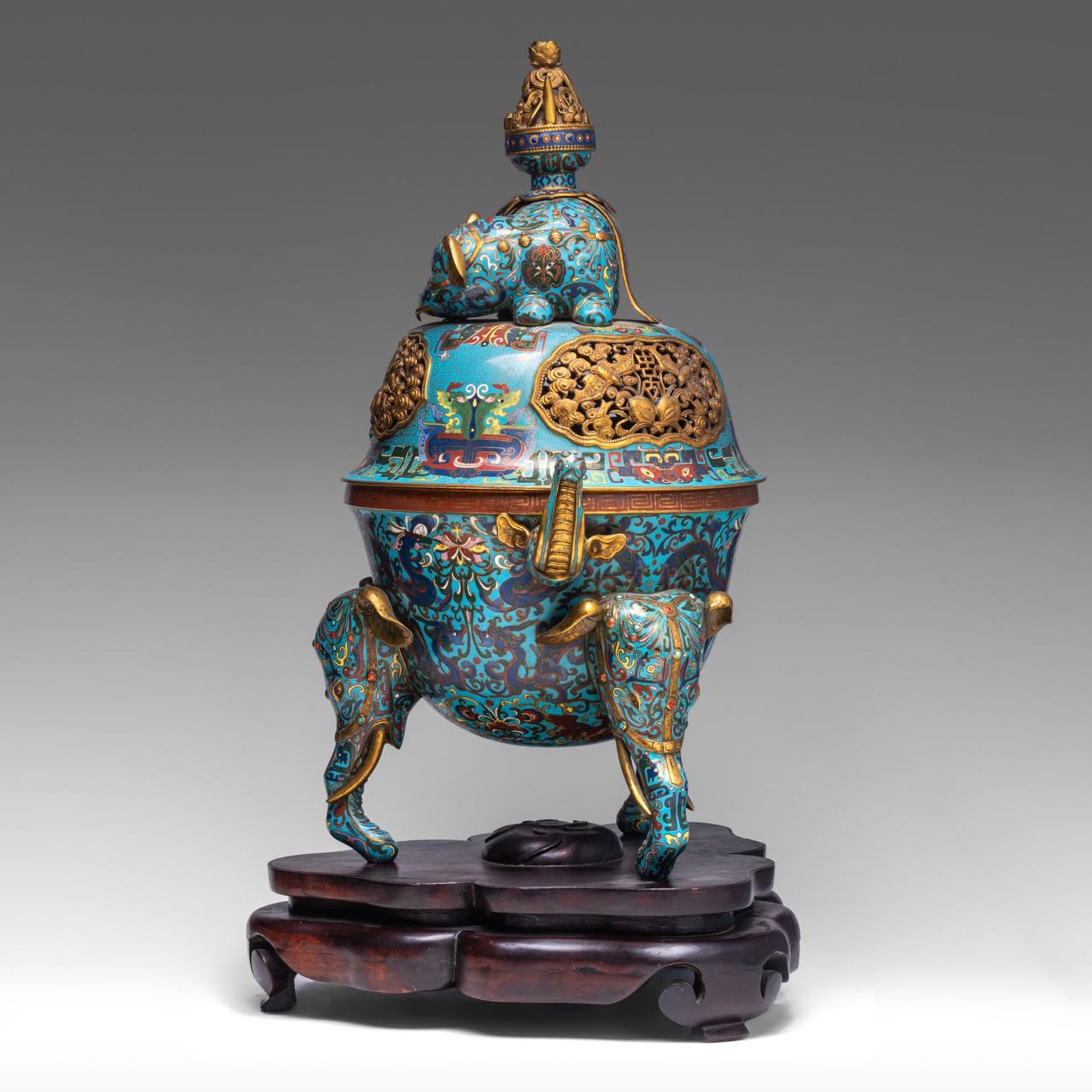 A Chinese five-piece semi-precious stone inlaid cloisonne garniture, late Qing, tallest H 57,5 - W 4 - Bild 4 aus 22
