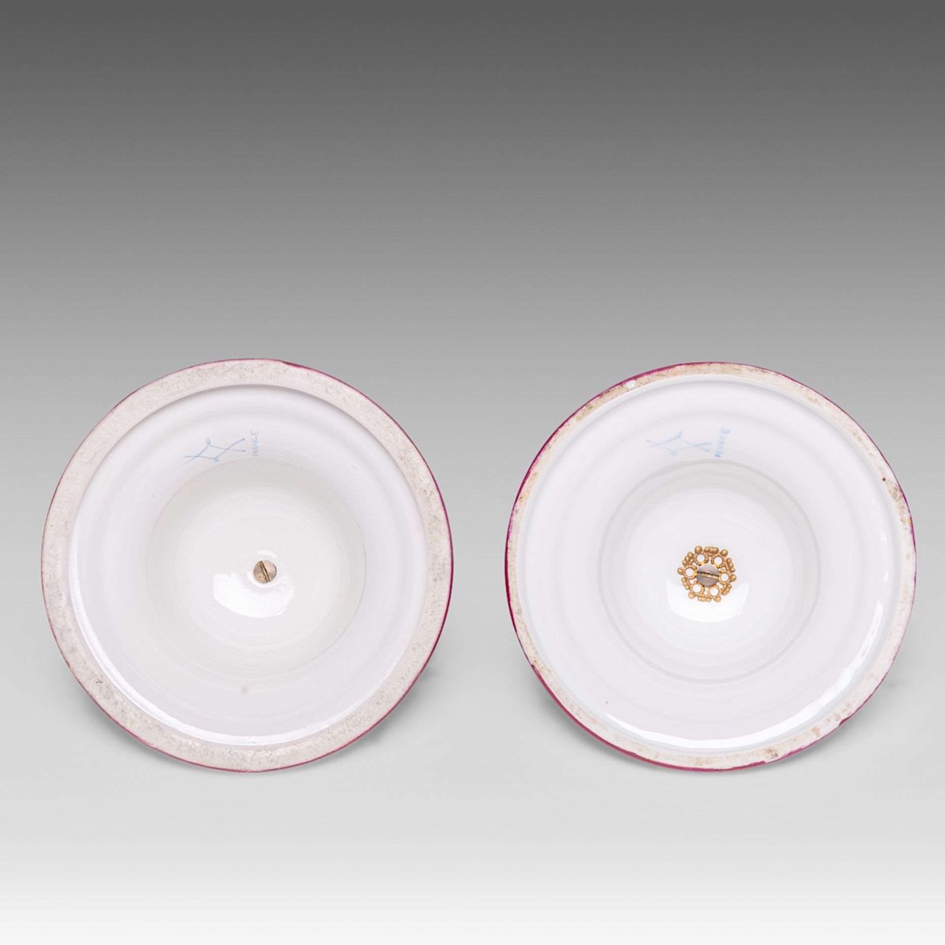 A pair of Sevres porcelain Neoclassical vases, with hand-painted romantic scenes, H 69 cm - Bild 7 aus 9