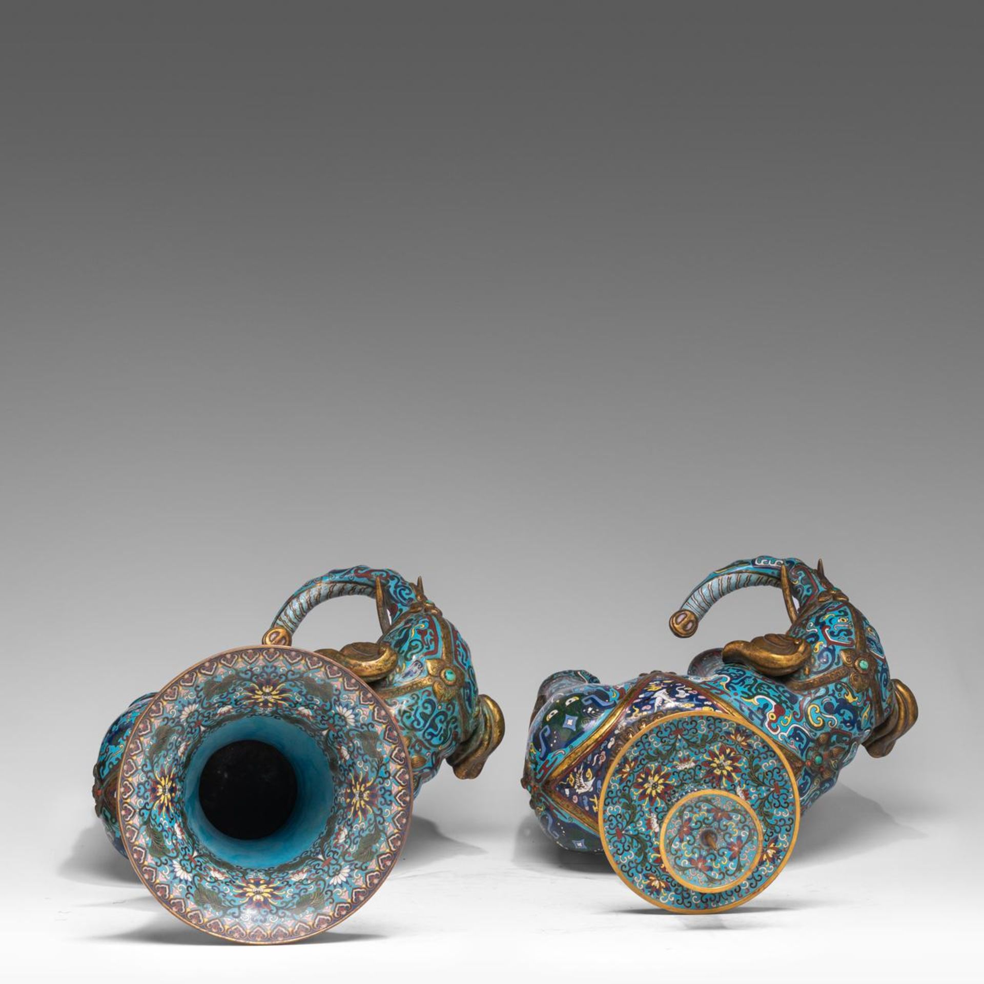 A Chinese five-piece semi-precious stone inlaid cloisonne garniture, late Qing, tallest H 57,5 - W 4 - Bild 20 aus 22