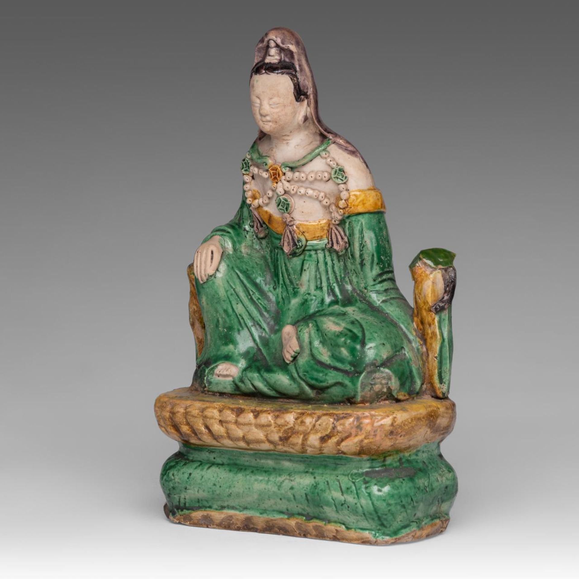 A Chinese sancai-glazed biscuit figure of seated Guanyin, late Ming, H 23 - L 14 cm - Image 2 of 7
