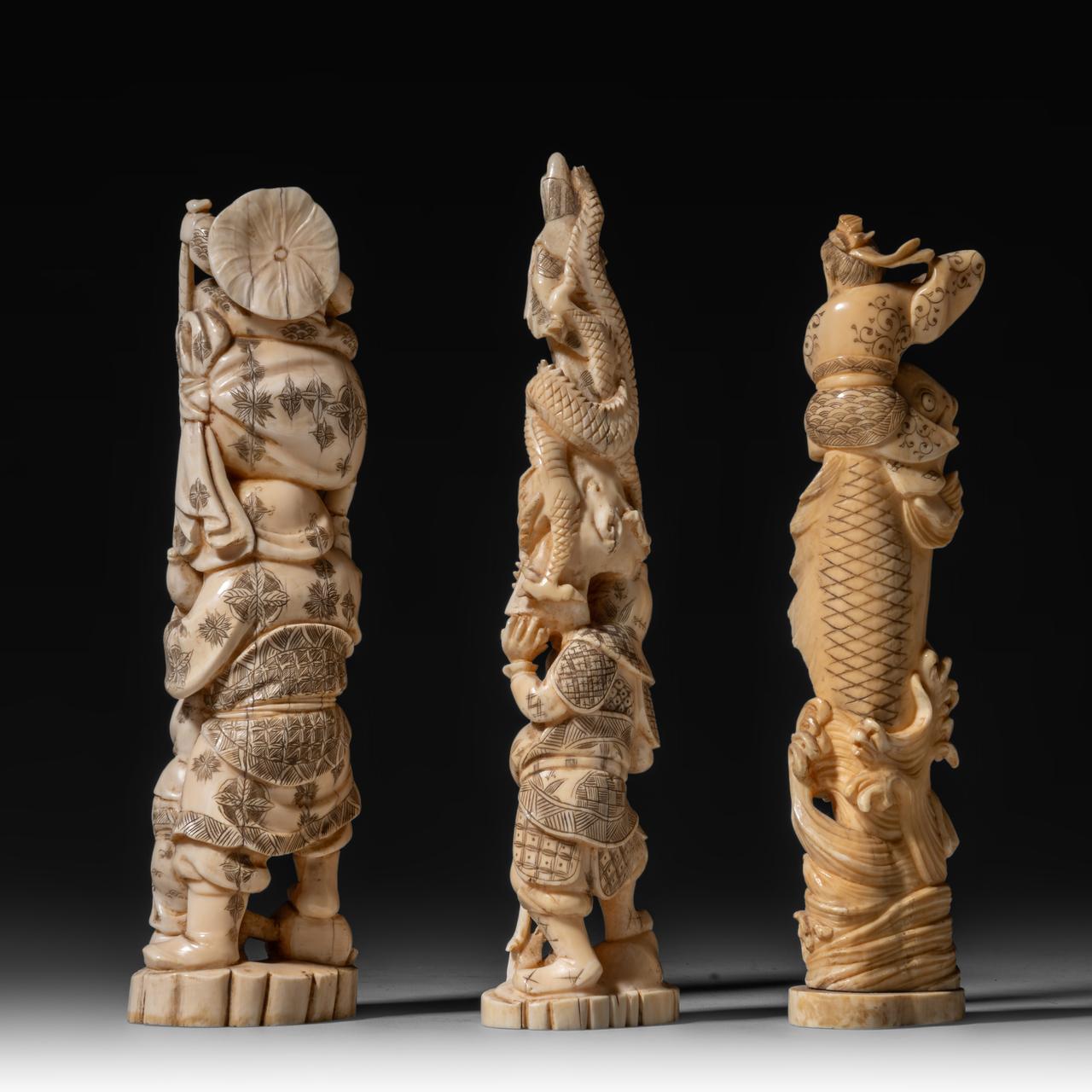 Three Japanese walrus ivory figures, Taisho, H 21,2 - 22,3 - 20,5 cm / 442 - 233 - 275 g - Image 4 of 9