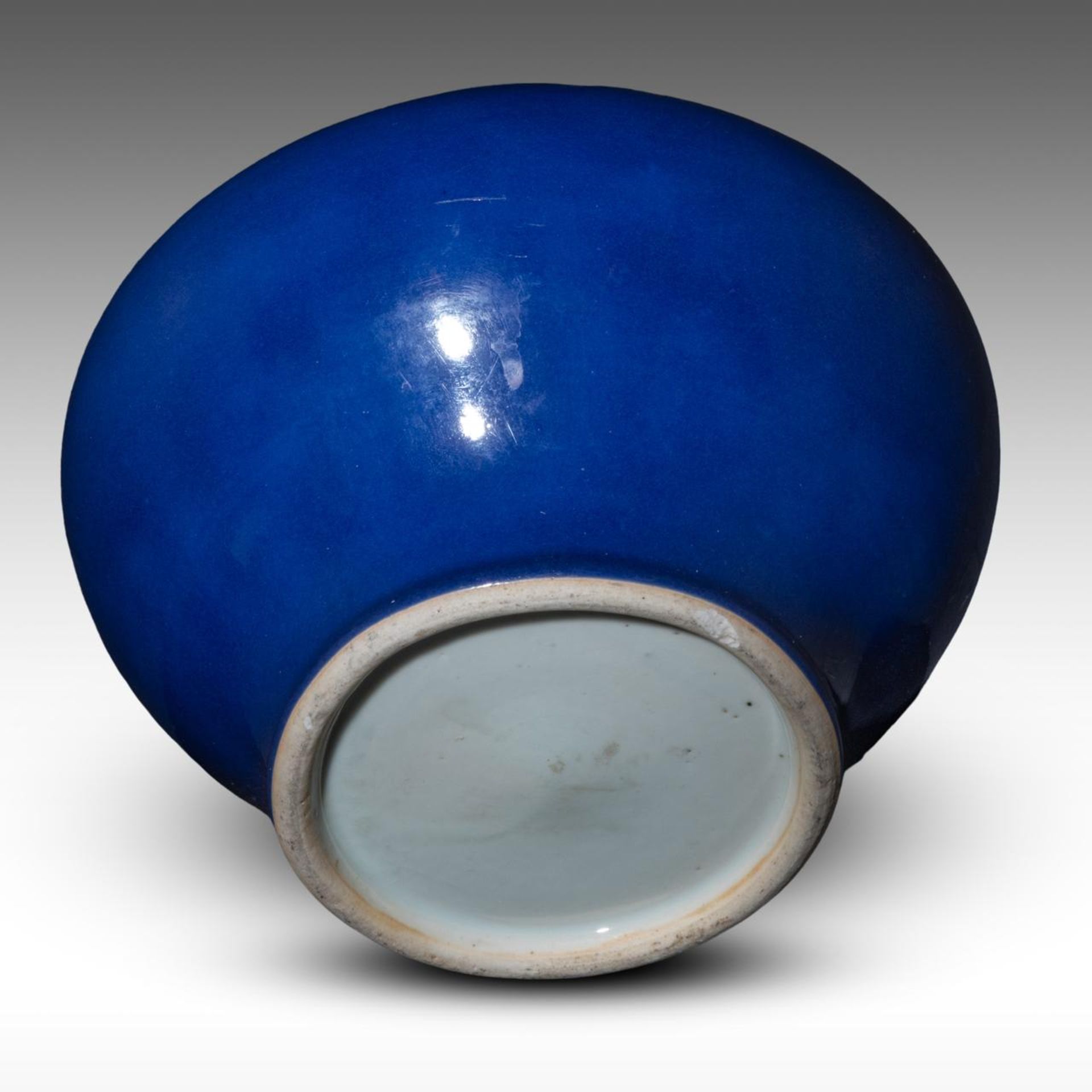 A Chinese monochrome blue glazed jar, late 19thC/20thC, H 15,5 cm - Bild 6 aus 6