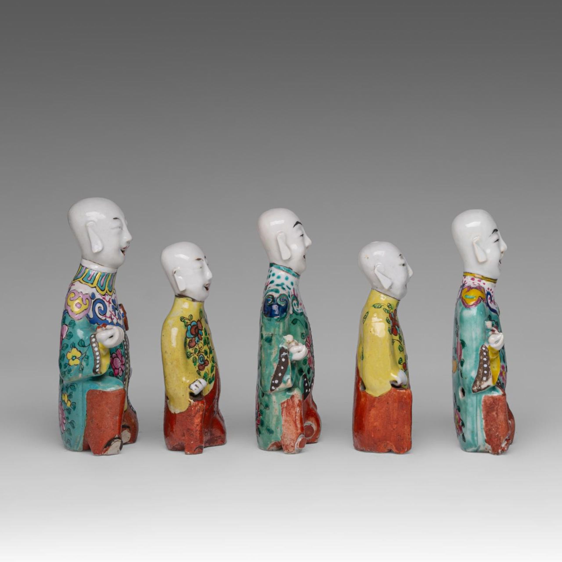 Five Chinese famille rose enamelled export figures, Jiaqing period, tallest H 17,5 cm - Image 4 of 7