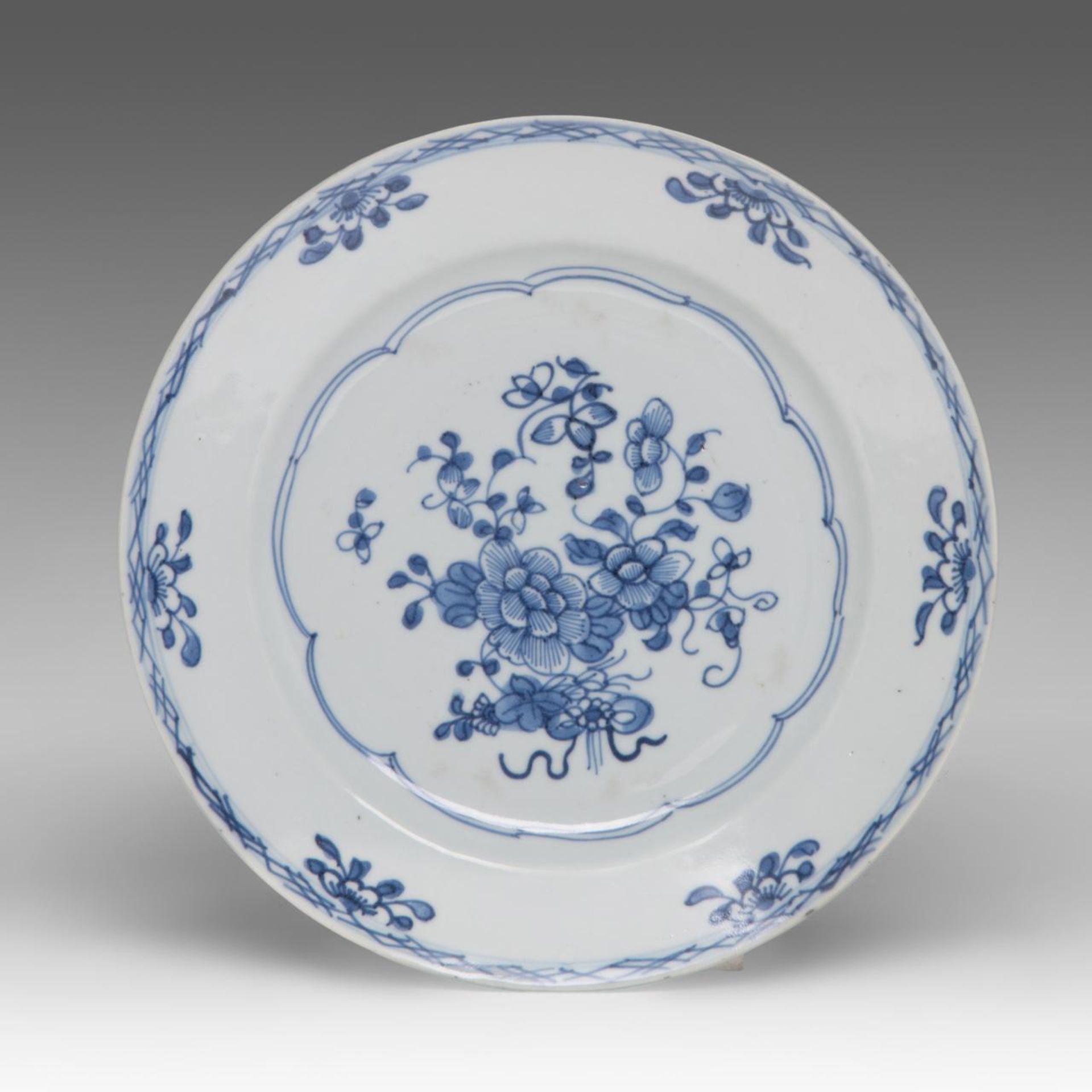 A small collection of Chinese famille rose, blue and white, and Imari export porcelain ware, 18thC, - Bild 2 aus 25