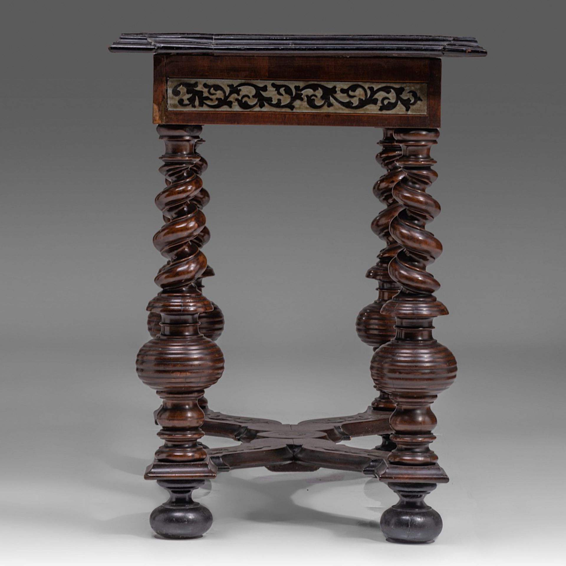 A fine Baroque rosewood and mahogany veneered centre table, 17thC, H 80 - W 105 - D 60 cm - Image 3 of 7