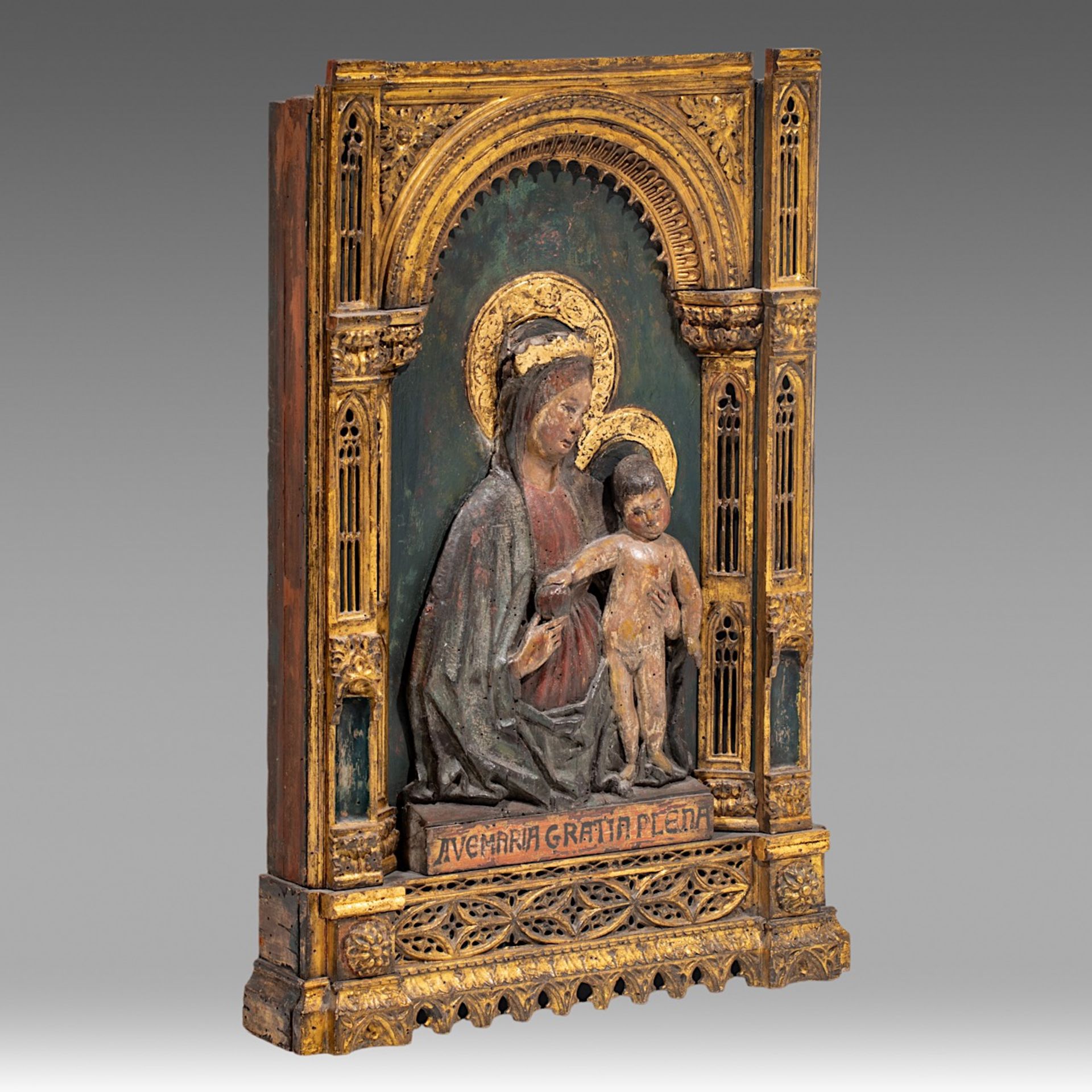 A Florentine Renaissance polychrome and gilt wood alto-relievo retable fragment depicting the Virgin - Bild 3 aus 6
