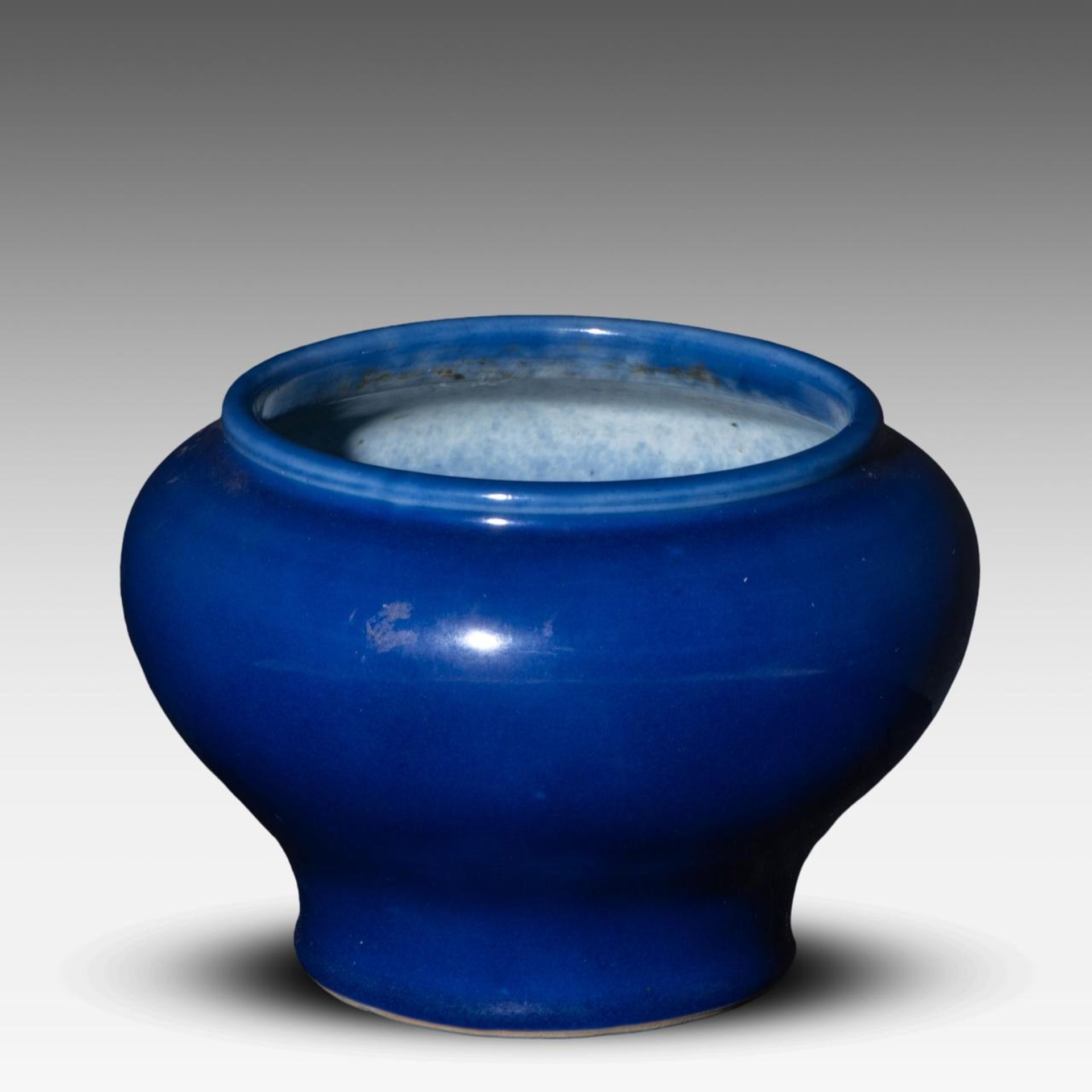 A Chinese monochrome blue glazed jar, late 19thC/20thC, H 15,5 cm - Bild 3 aus 6