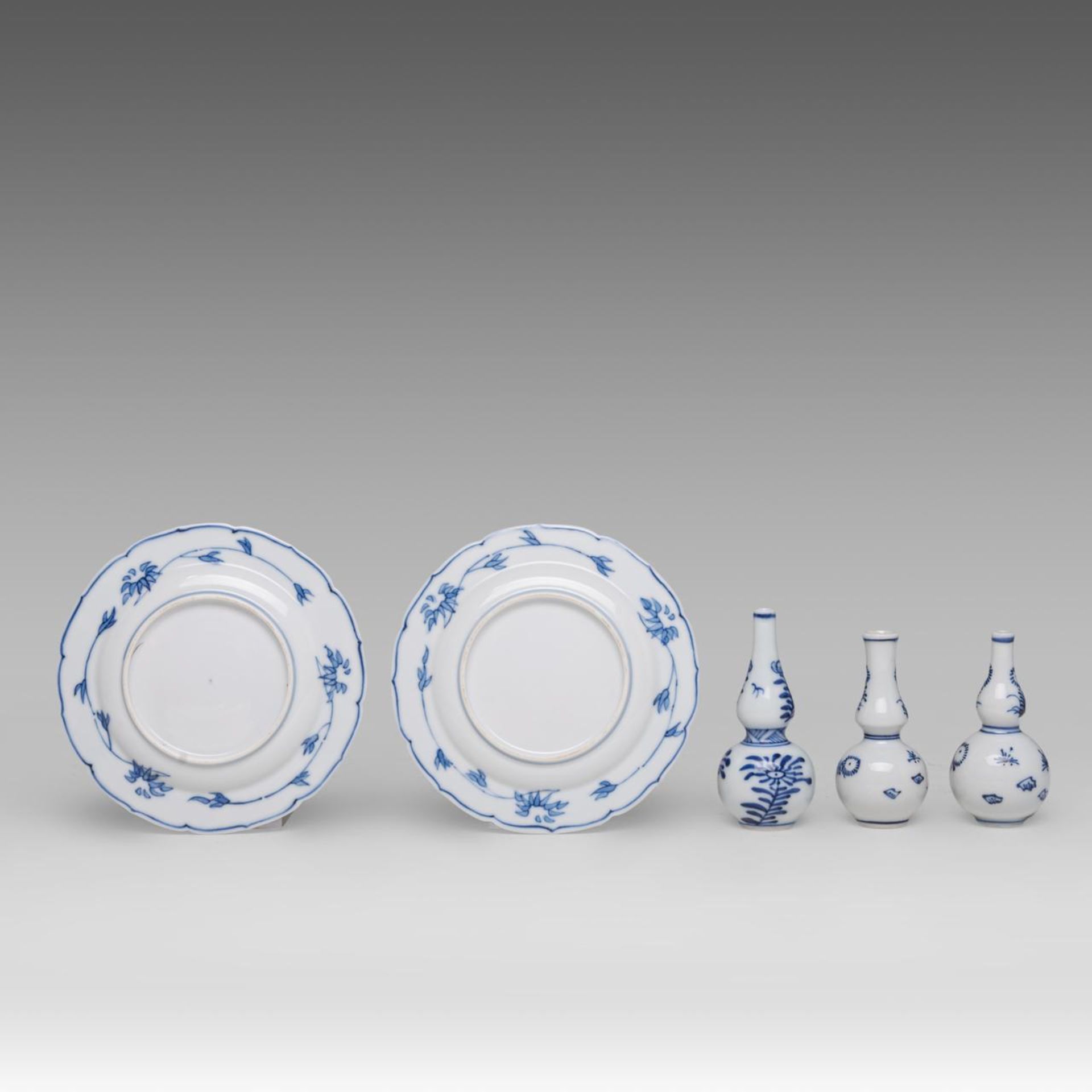 A pair of Chinese blue and white 'Hunting' saucers, Kangxi period, dia 10,8 cm - added three blue an - Bild 3 aus 7