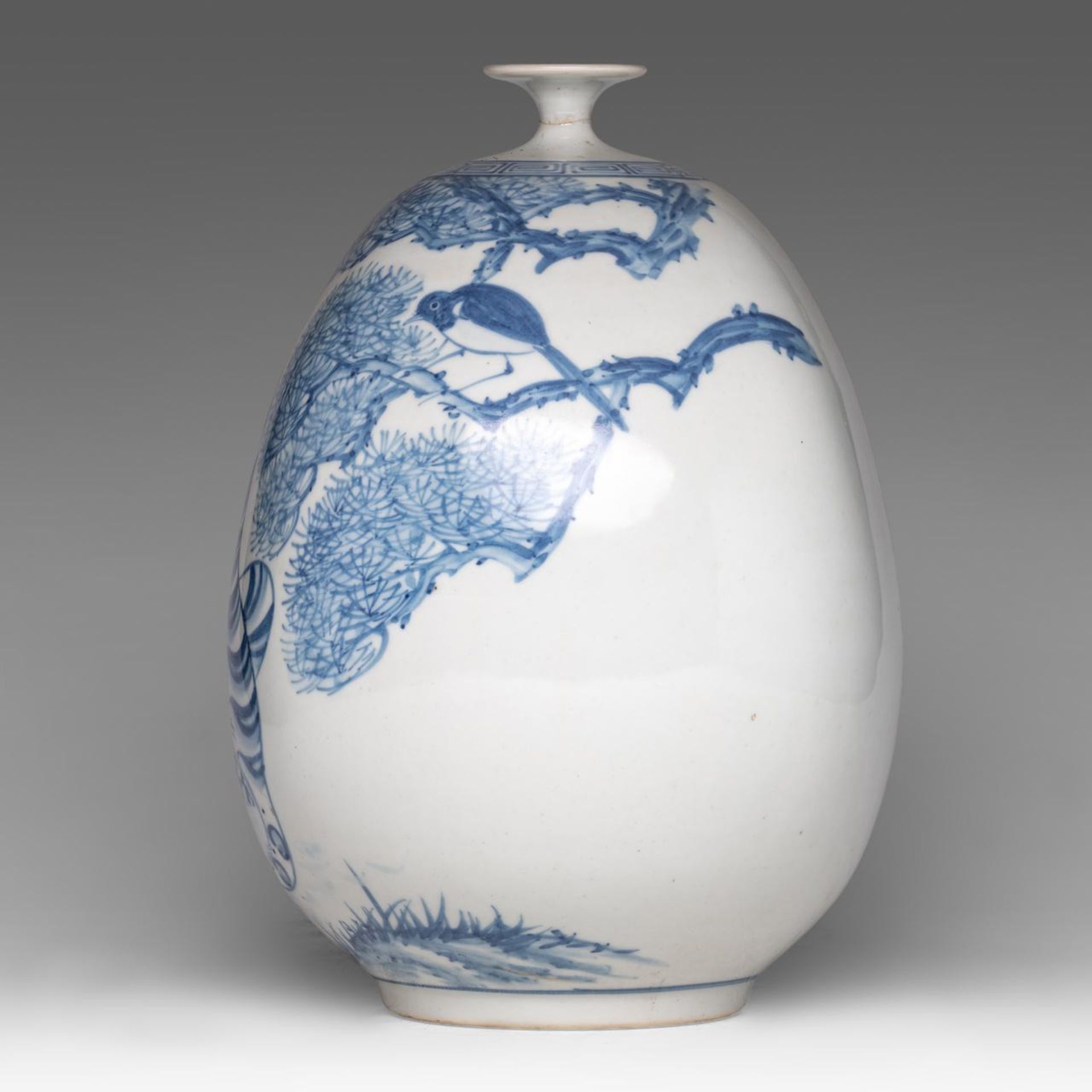 A Korean blue and white 'Mythical Tiger' vase, 20thC, H 29 cm - Bild 2 aus 7