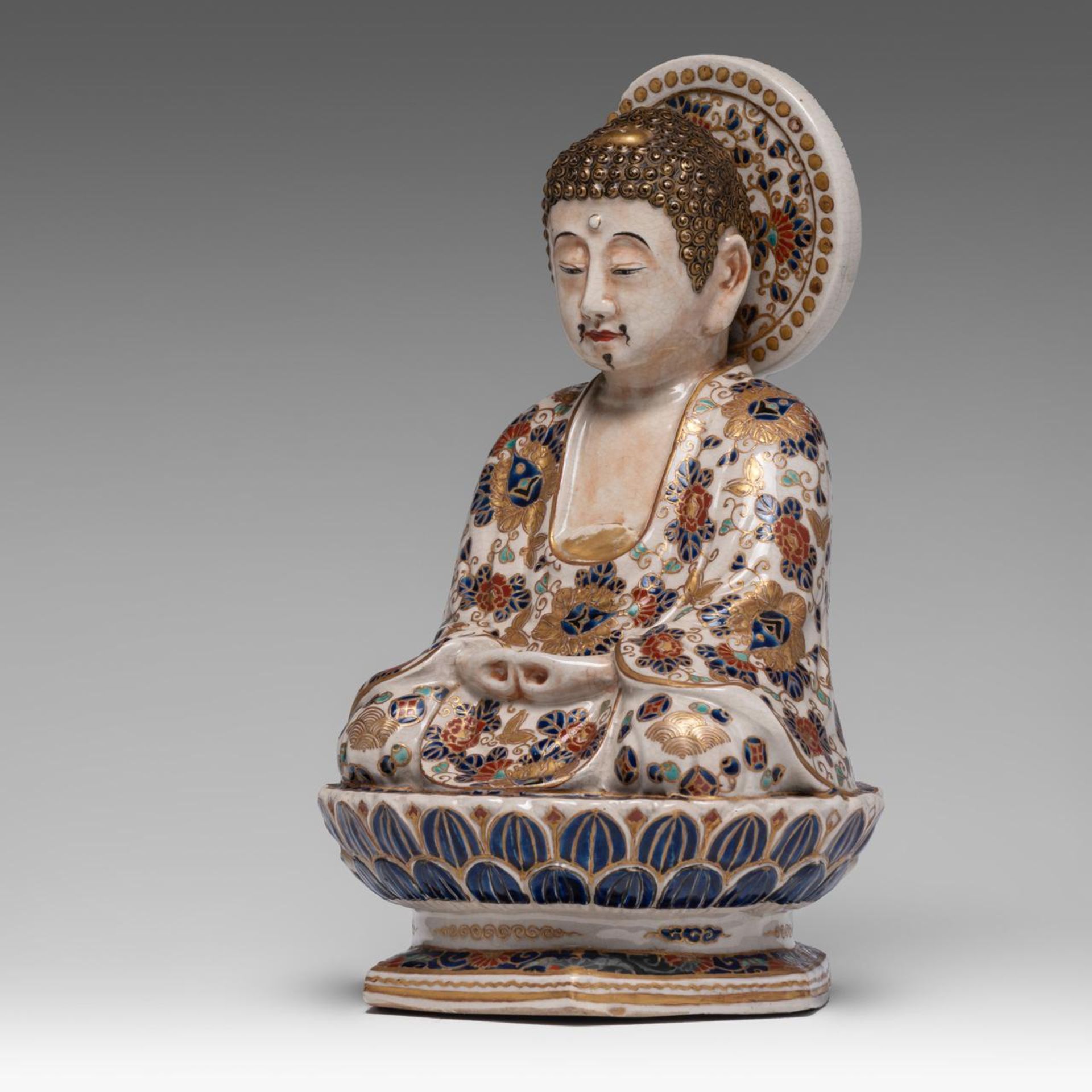 A fine and rare Japanese Satsuma ware figure of seated Buddha Shakyamuni, late Meiji, H 26,5 cm - Bild 5 aus 9