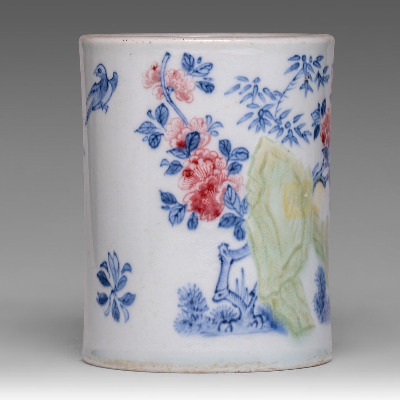 A Chinese blue and white and copper red 'Peony garden' brush pot, H 25,5 cm - Image 5 of 7