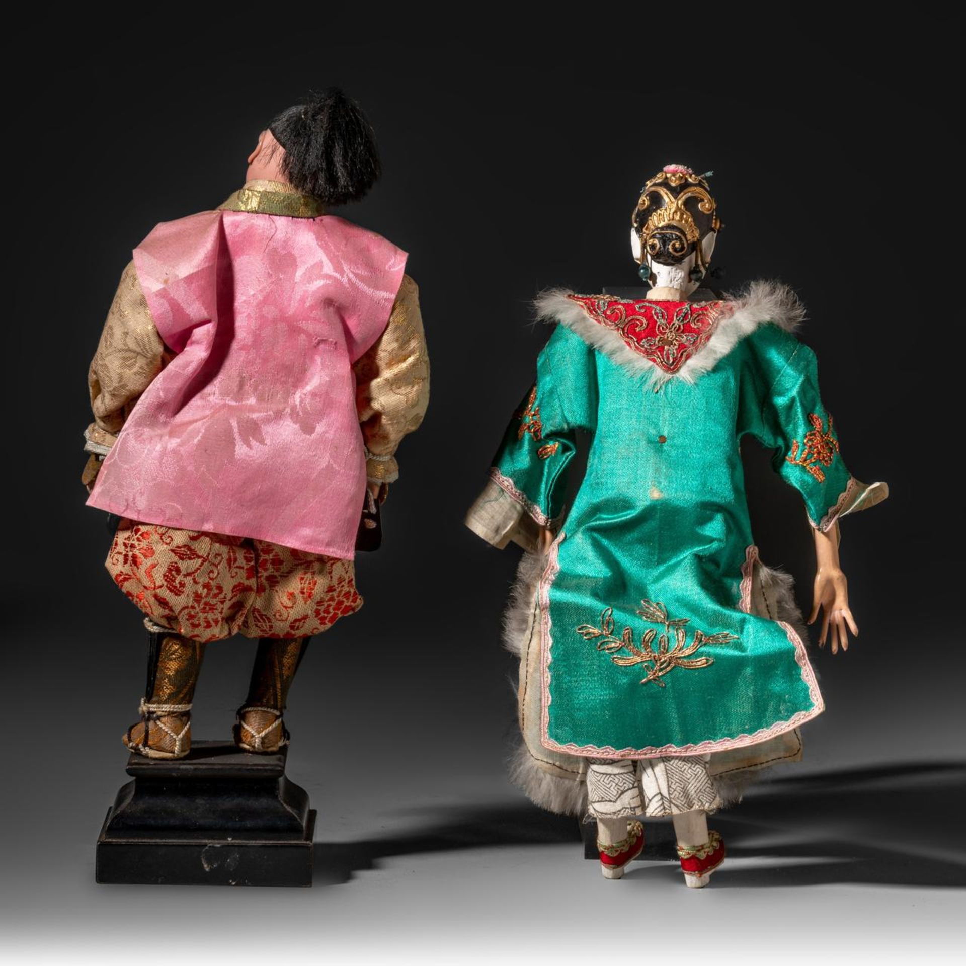 A collection of five Isho Ningyo costume display dolls, Meiji/Taisho period, tallest H 27,5 cm - Image 8 of 9