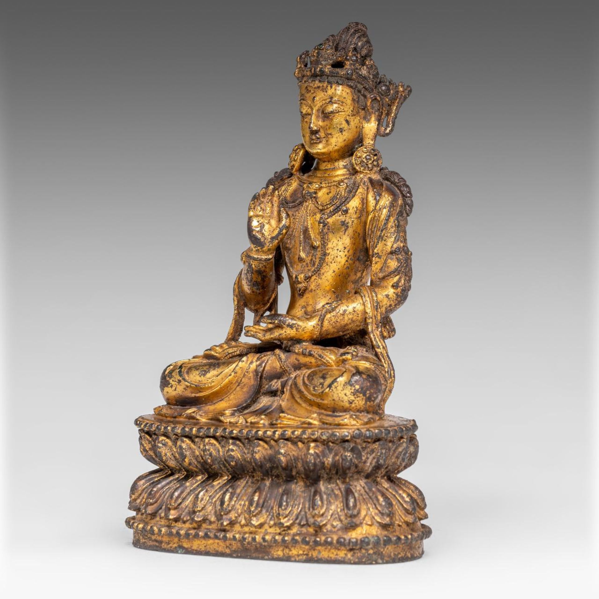 A Chinese gilt bronze figure of a bodhisattva, H 17 cm - Weight about 1093 g - Bild 2 aus 7