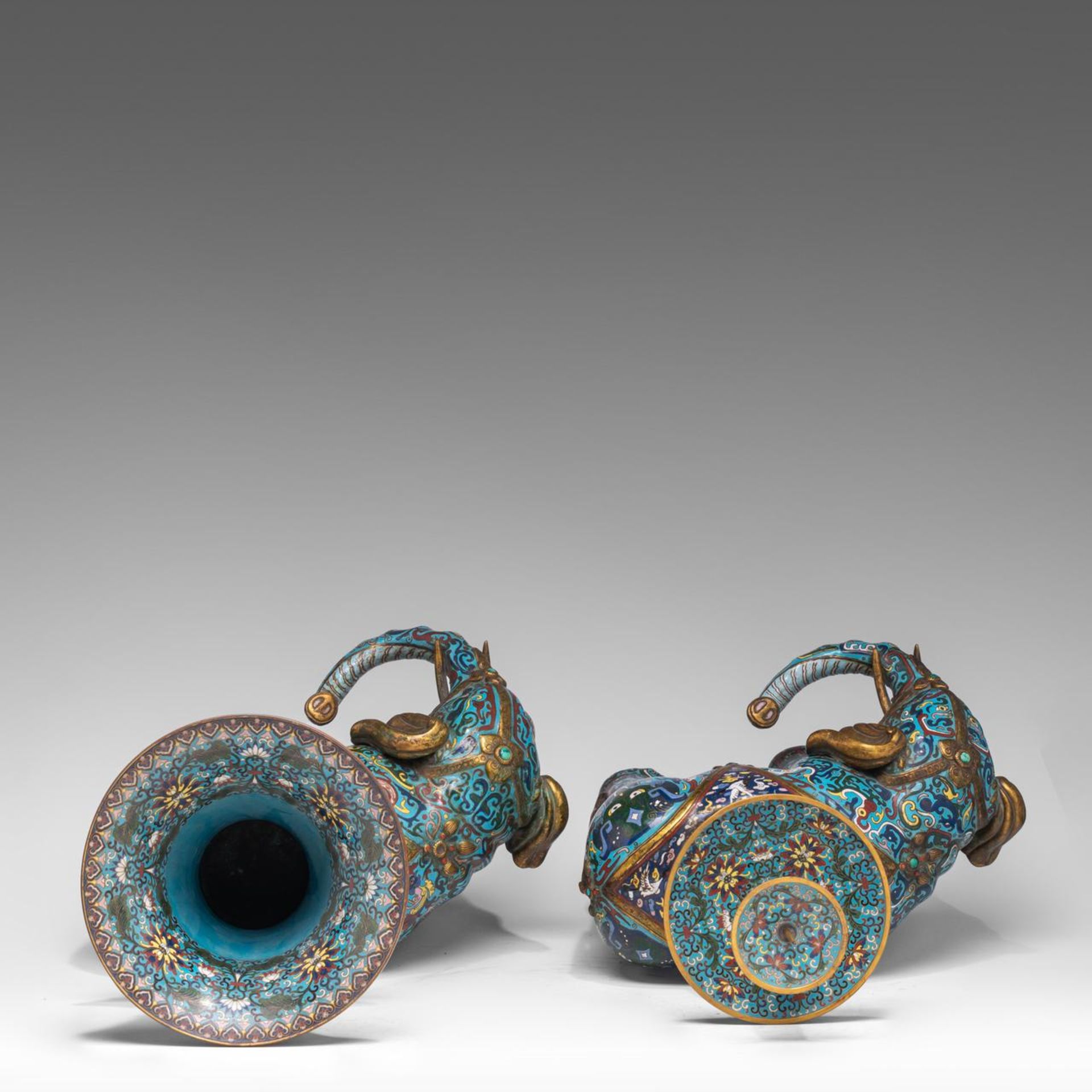 A Chinese five-piece semi-precious stone inlaid cloisonne garniture, late Qing, tallest H 57,5 - W 4 - Bild 21 aus 22