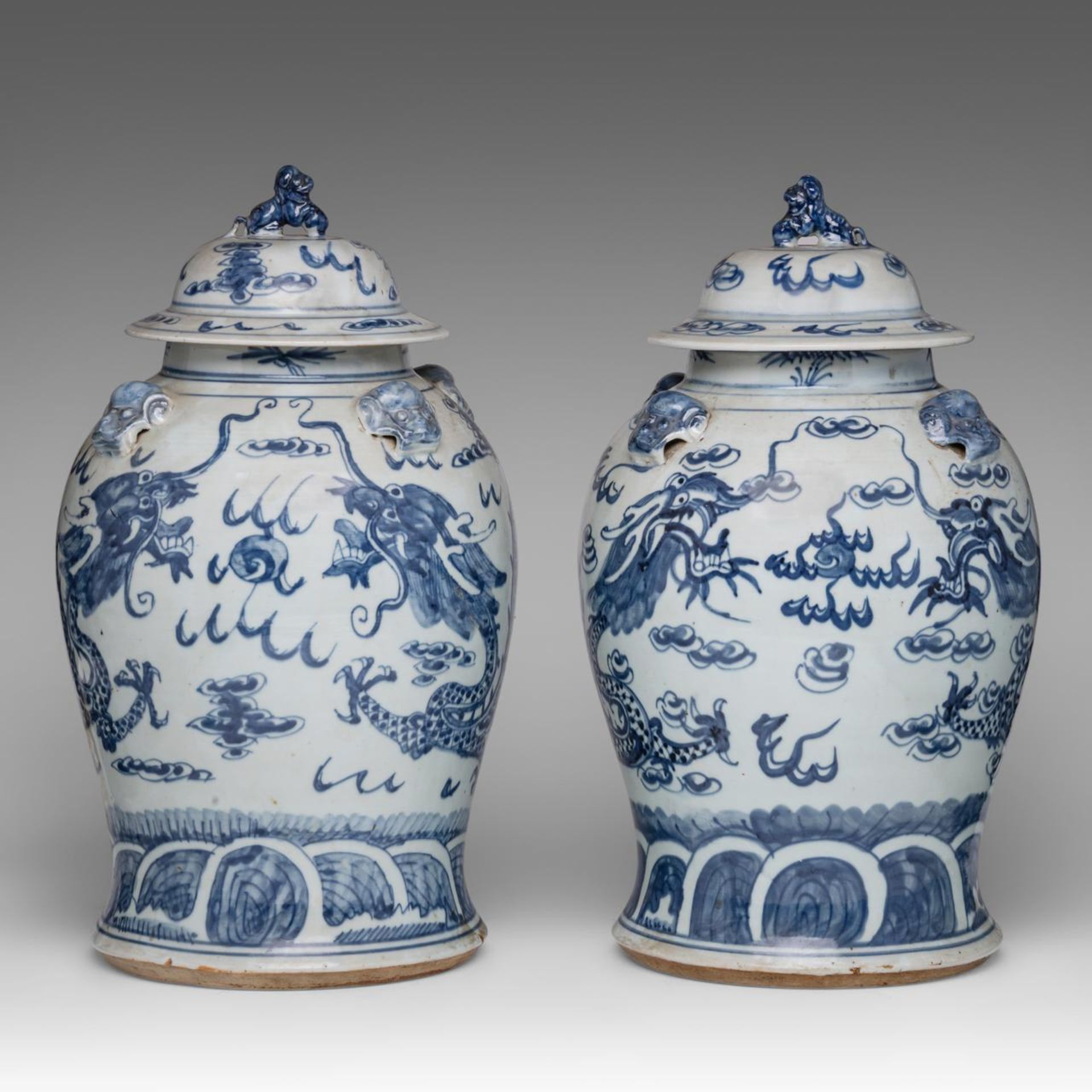 A pair of Chinese blue and white 'Dragons' covered jars, 18thC/19thC, H 45 cm