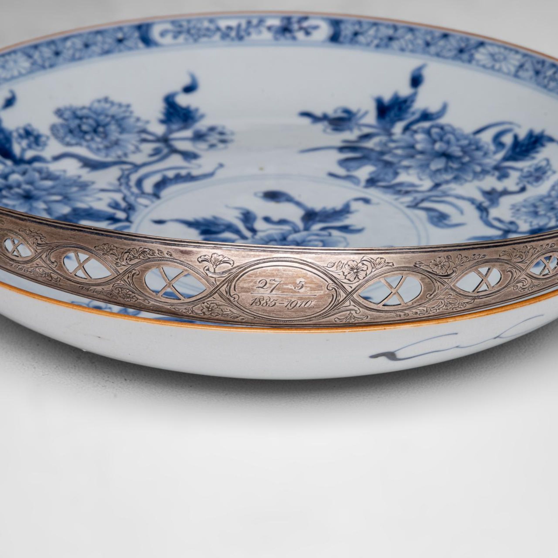 A collection of a Chinese famille rose and two blue and white export porcelain plates, 18thC, dia 27 - Bild 8 aus 9
