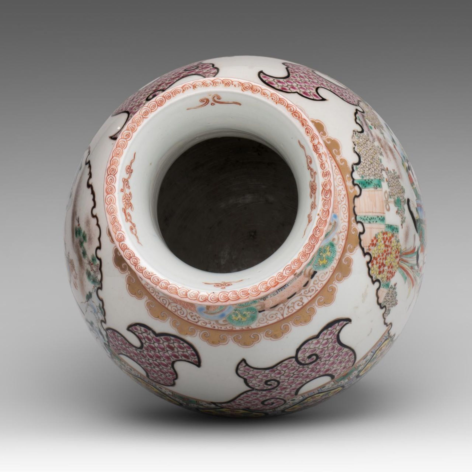 A Japanese Imari 'Figural' vase, raised on a tripod, late Meiji, Total H 34,5 cm - Bild 5 aus 6