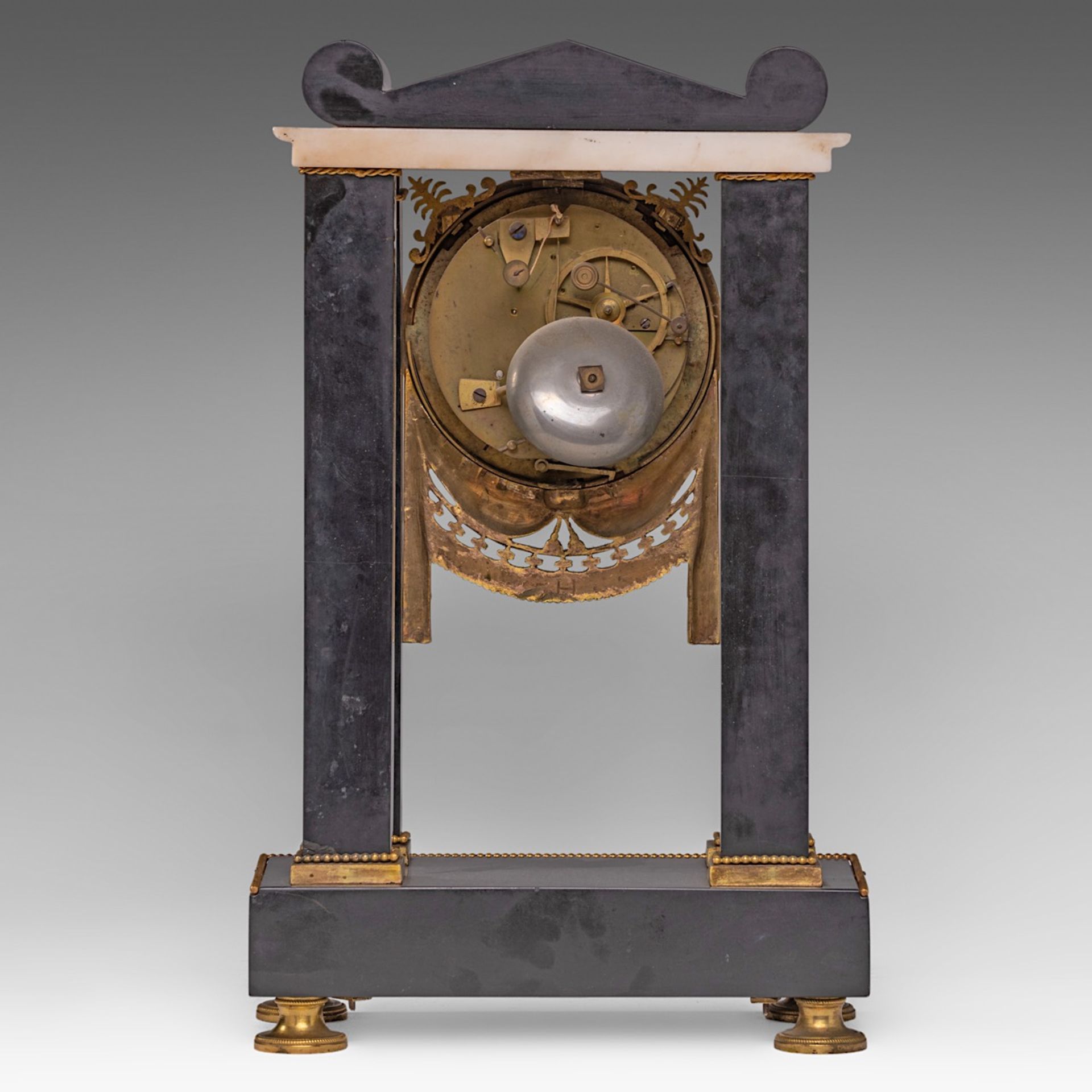 A marble Louis XVI column pendulum with gilt bronze mounts, ca. 1800, H 42 cm - Image 4 of 6