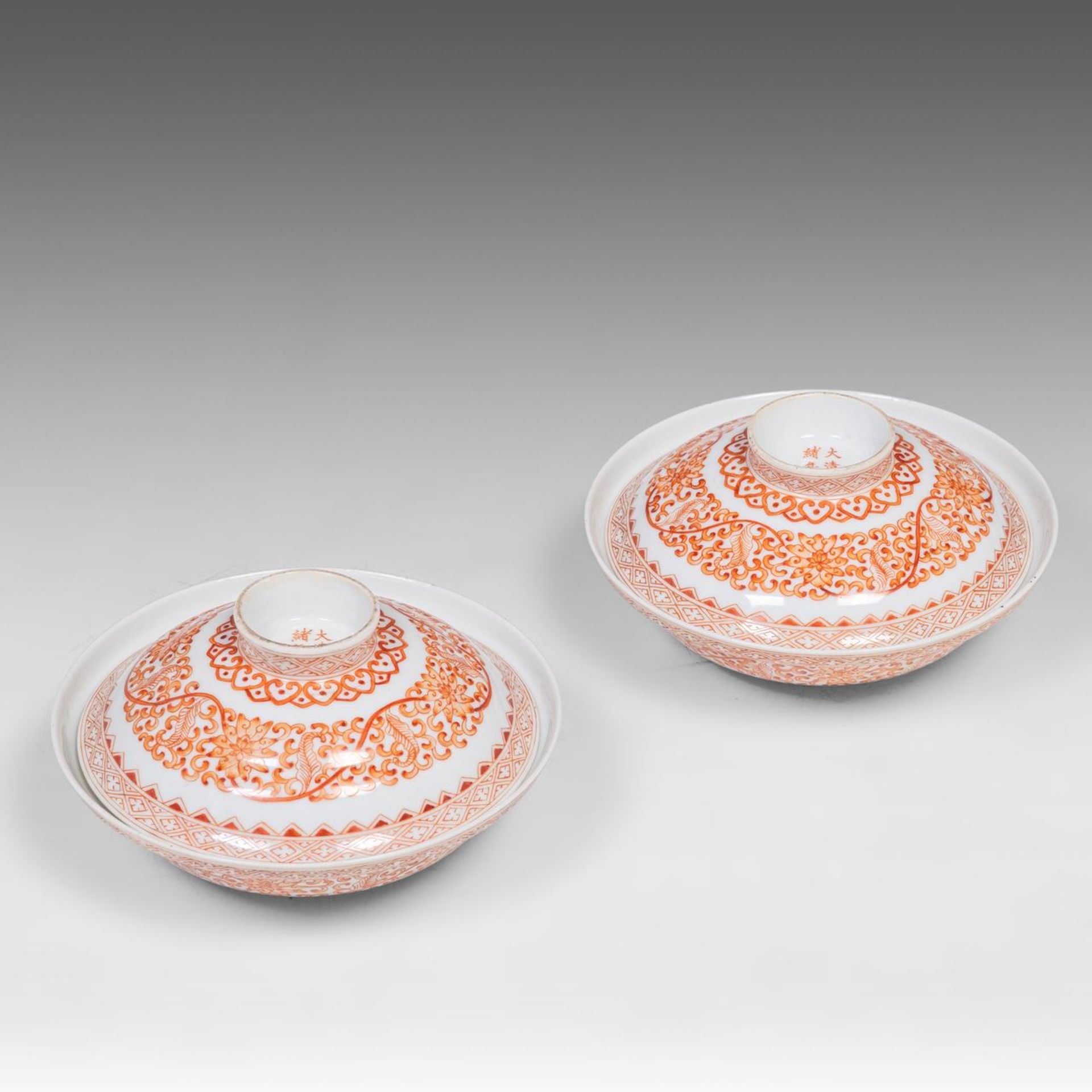 A pair of Chinese iron-red 'Lotus Scroll' lidded serving bowls, marked Guangxu and of the period, di - Bild 9 aus 10