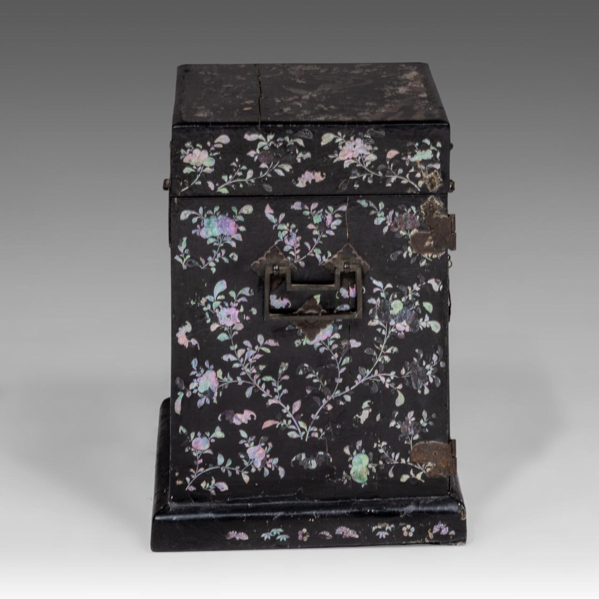 A Chinese lac burgaute travelling writing box or table cabinet, 17thC/18thC, H 31 - 28,5 x 21 cm - Image 7 of 7