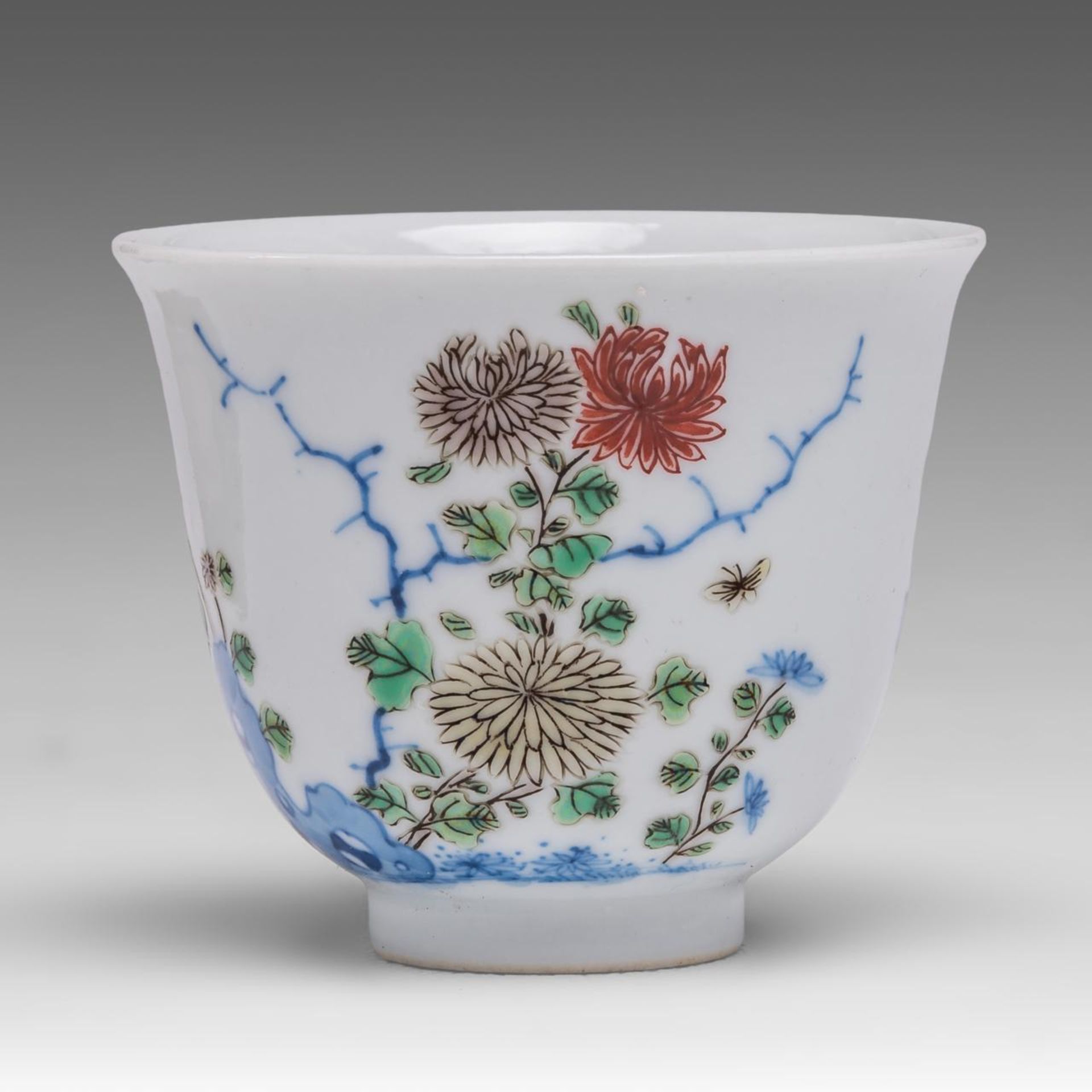 A Chinese famille verte 'Chrysanthemum' cup, with a Kangxi mark, H 5 cm