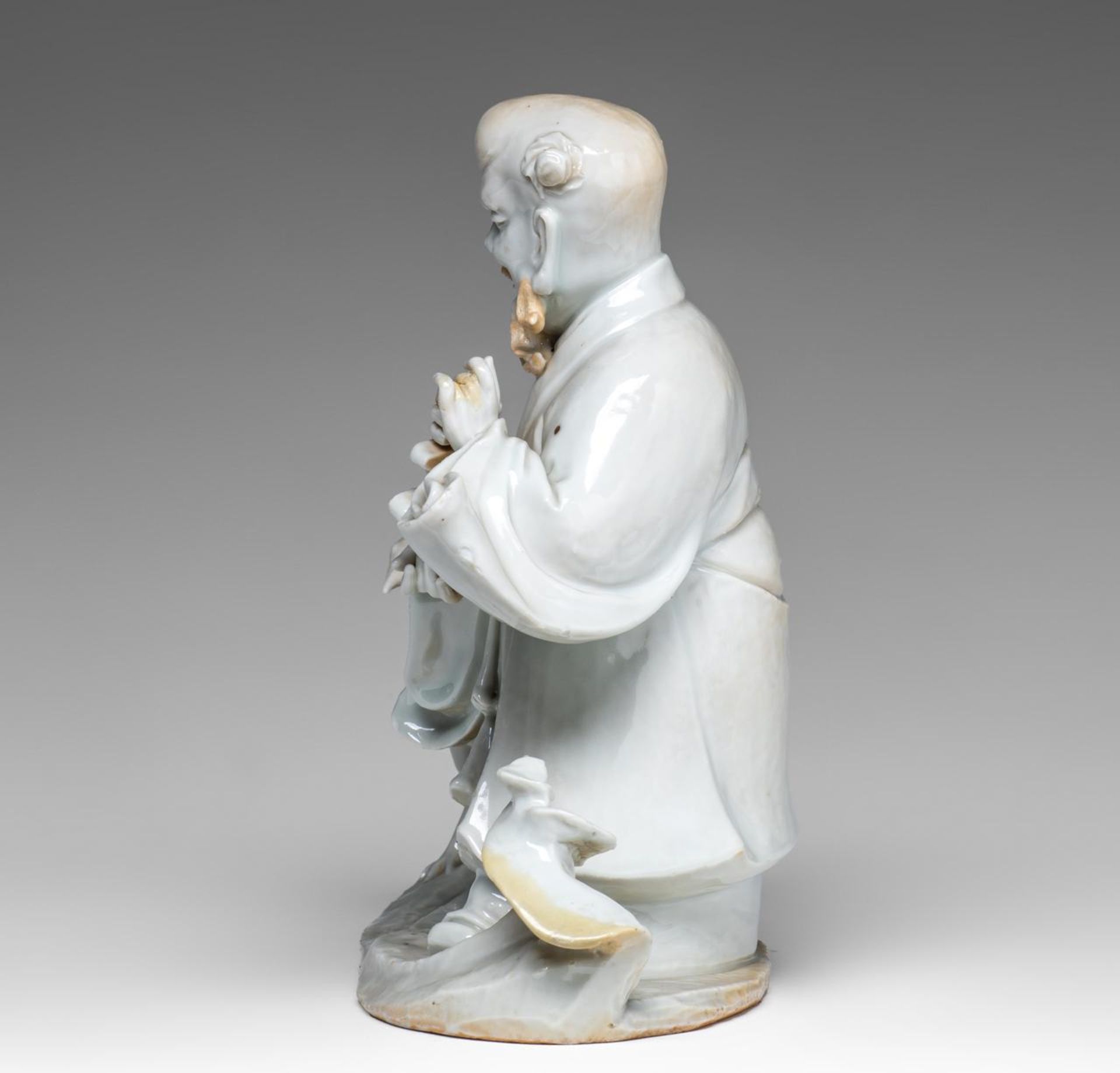 A Chinese blanc-de-Chine group of an Immortal and a crane, 18thC, H 21,8 cm - Image 2 of 8