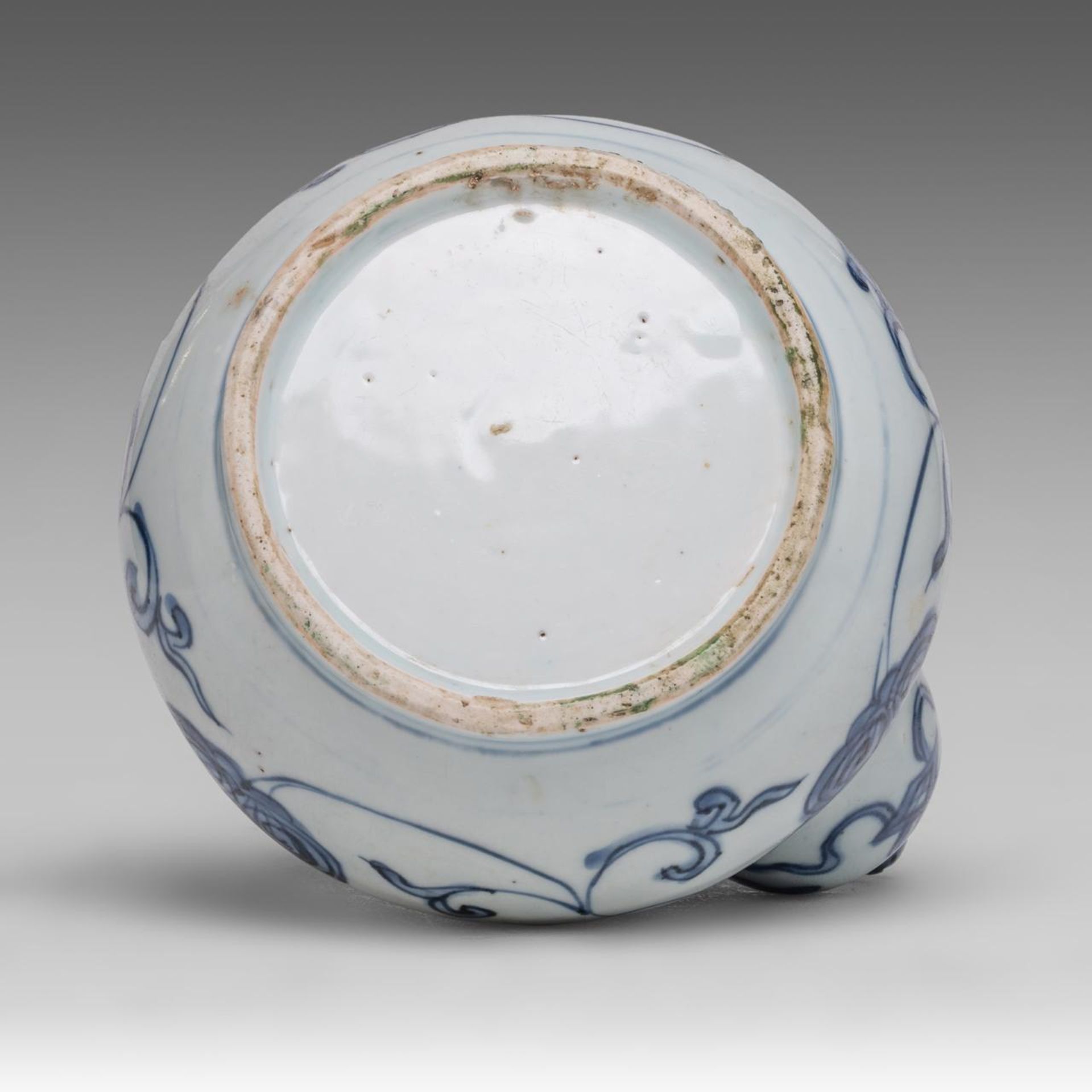 A Chinese blue and white 'Pomegranate' kendi jug, Ming dynasty, H 18 cm - Image 6 of 6