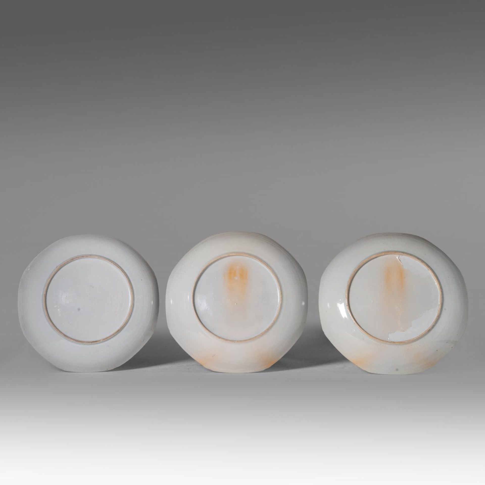 Three Chinese famille rose figural octagonal export porcelain plates, 18thC, dia 25 cm - Bild 2 aus 2