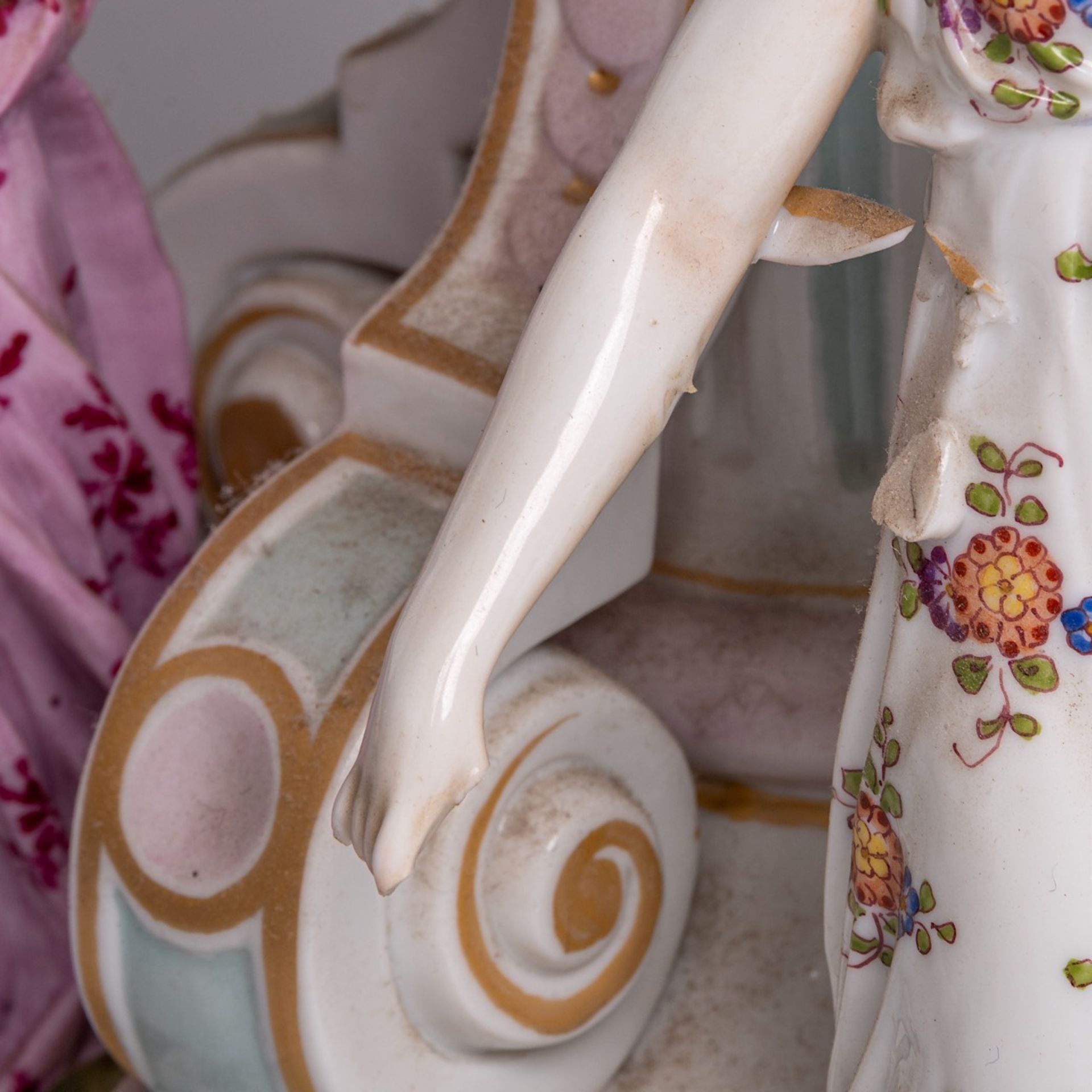 A fine polychrome decorated Volkstedt porcelain 'piece de milieu' represening the four seasons, mark - Bild 8 aus 8