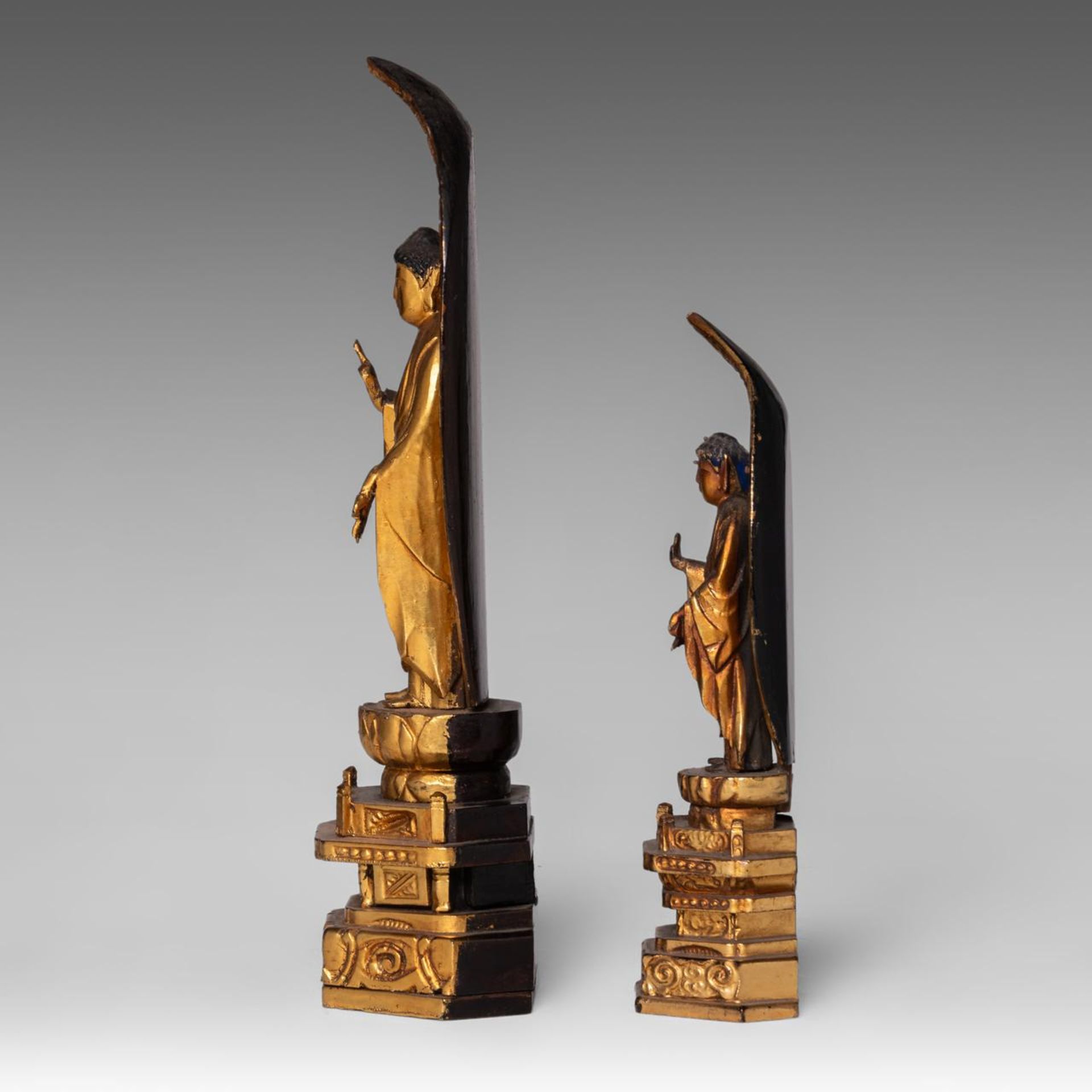 Two Japanese gilt lacquered figures of standing Buddha, late 19thC/ 20thC, H 24,5 - 33 cm - Bild 3 aus 7