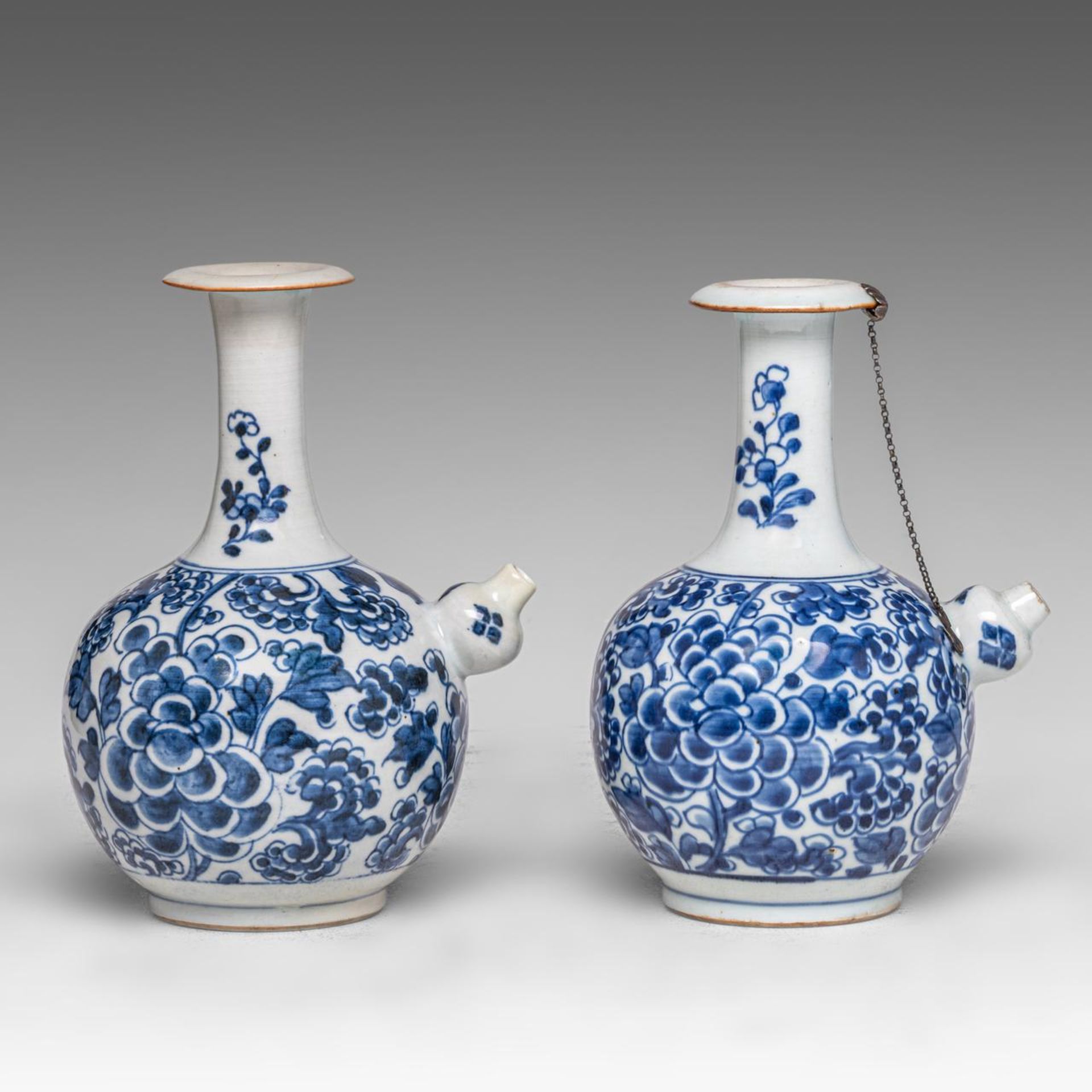 Two Chinese 'Peony scrolls' kendi jugs, Transitional/ Kangxi period, H 20 cm - Image 4 of 7