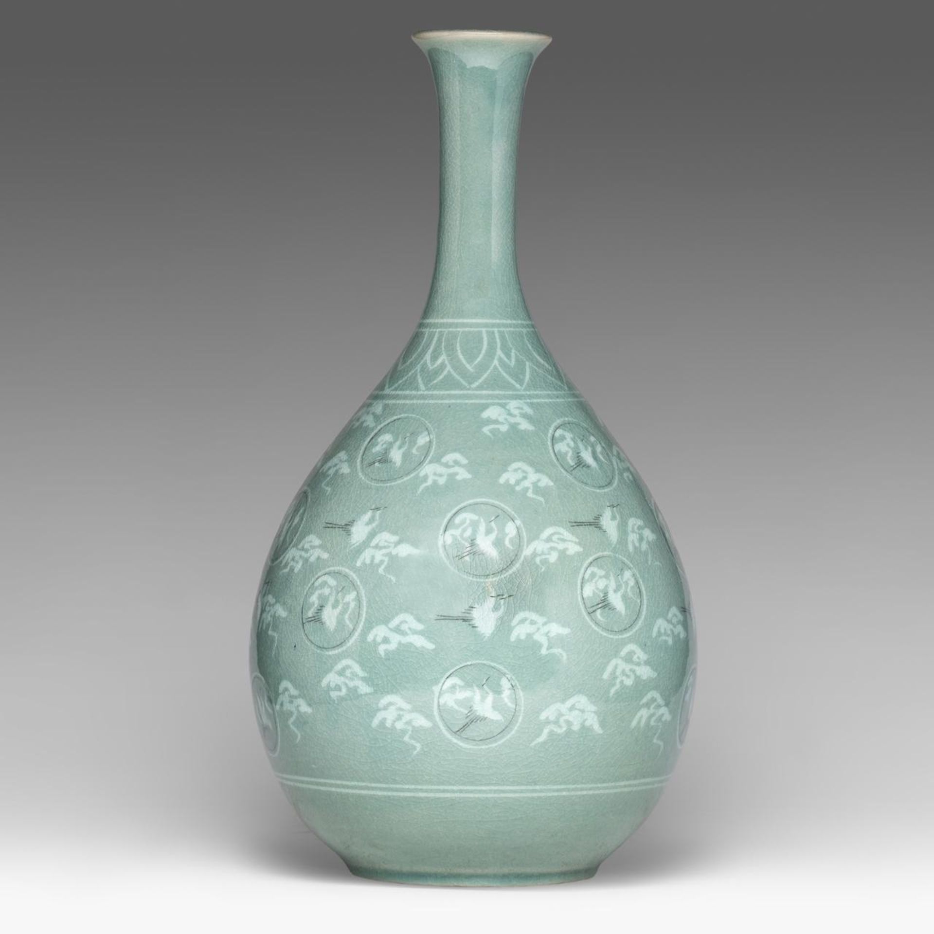A Korean celadon ware 'Cranes and clouds' vase, 20thC, H 41,5 cm - Bild 2 aus 7