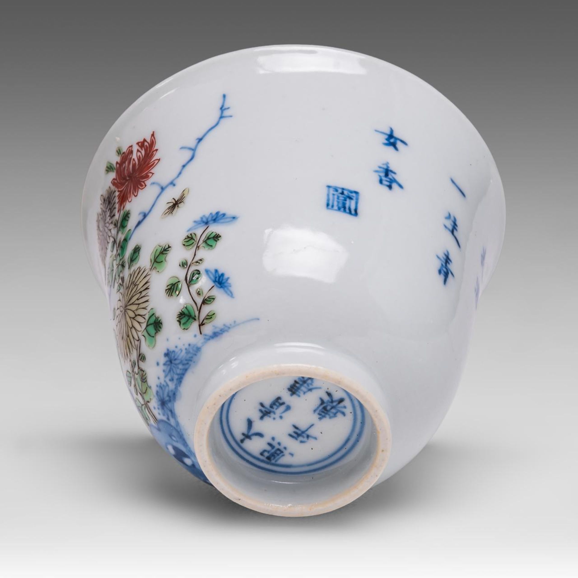 A Chinese famille verte 'Chrysanthemum' cup, with a Kangxi mark, H 5 cm - Image 6 of 6