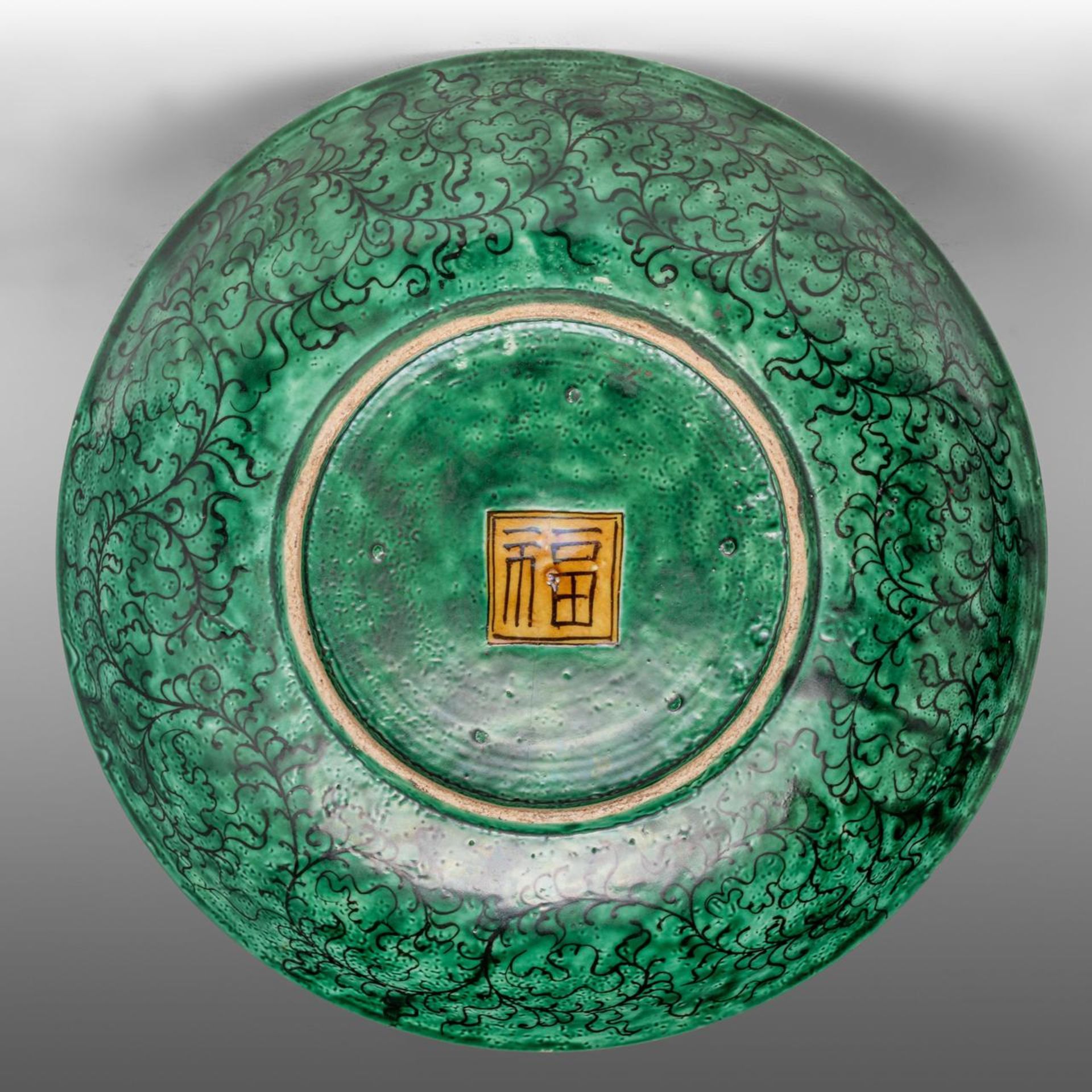 A Japanese Ko-kutani style glazed plate, Fuku mark, Meiji period, dia 33 cm - Bild 2 aus 4