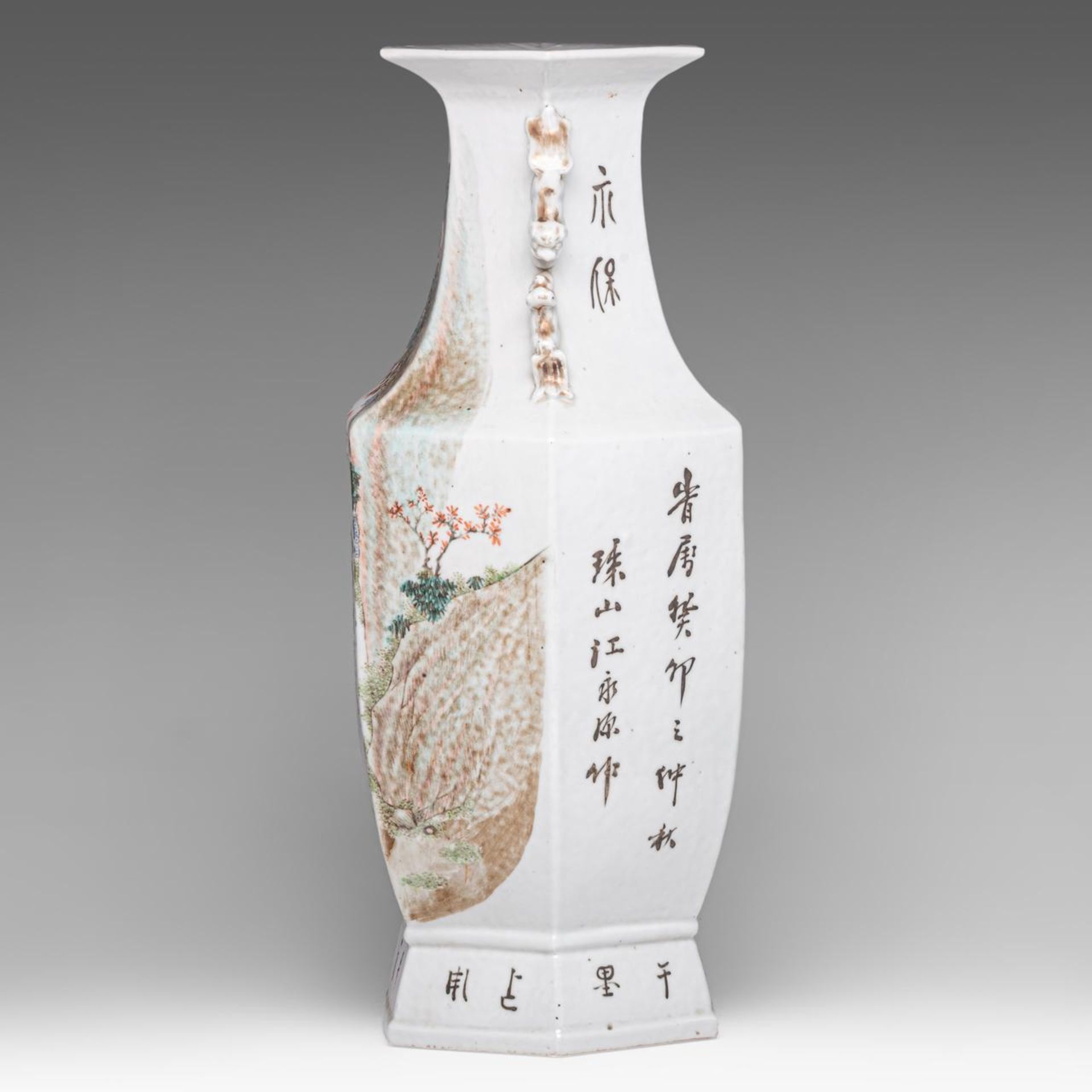 A Chinese Qianjiangcai 'Immortals' hexagonal vase, the back with a signed text, paired with lion han - Bild 2 aus 6