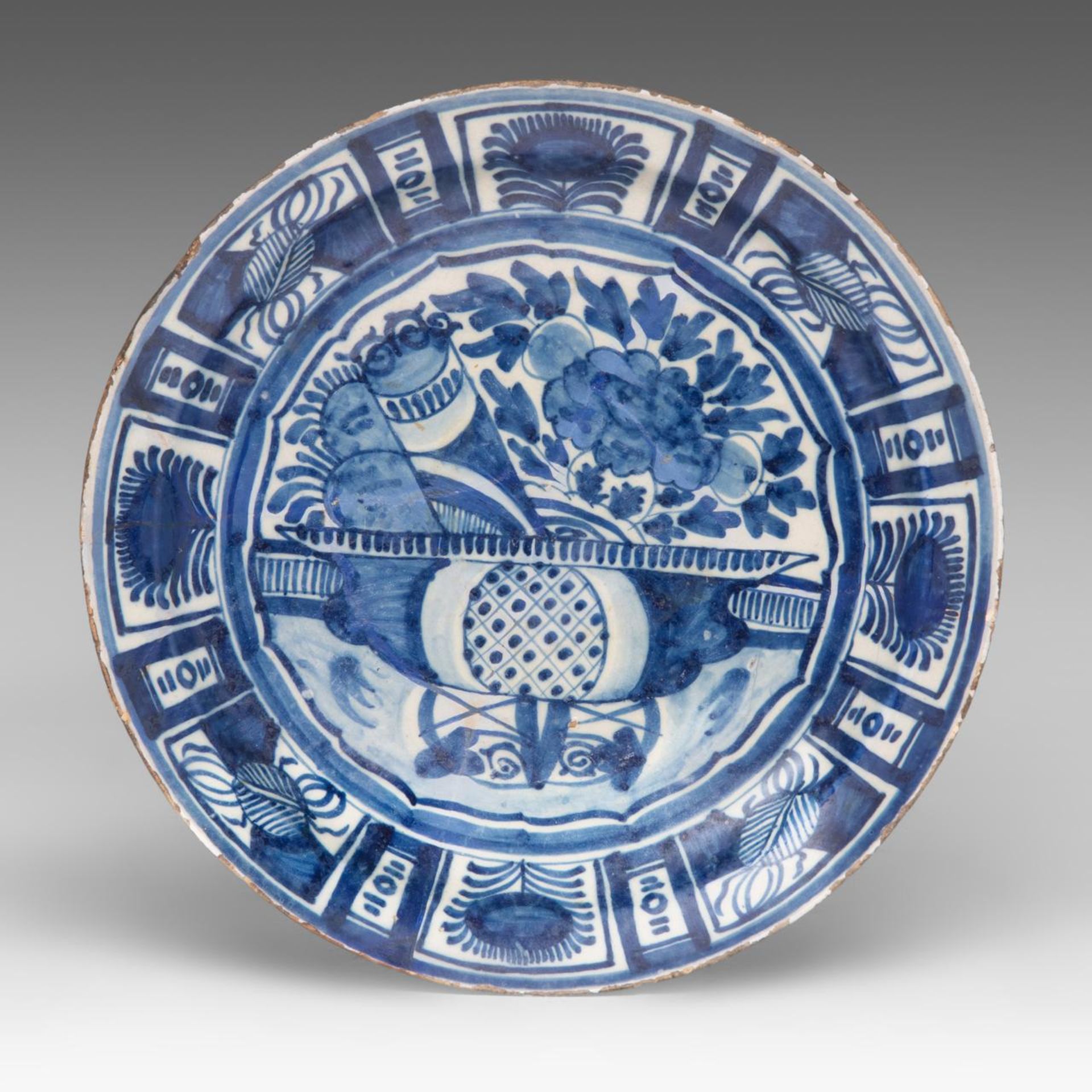 A small collection of Chinese famille rose, blue and white, and Imari export porcelain ware, 18thC, - Bild 9 aus 25