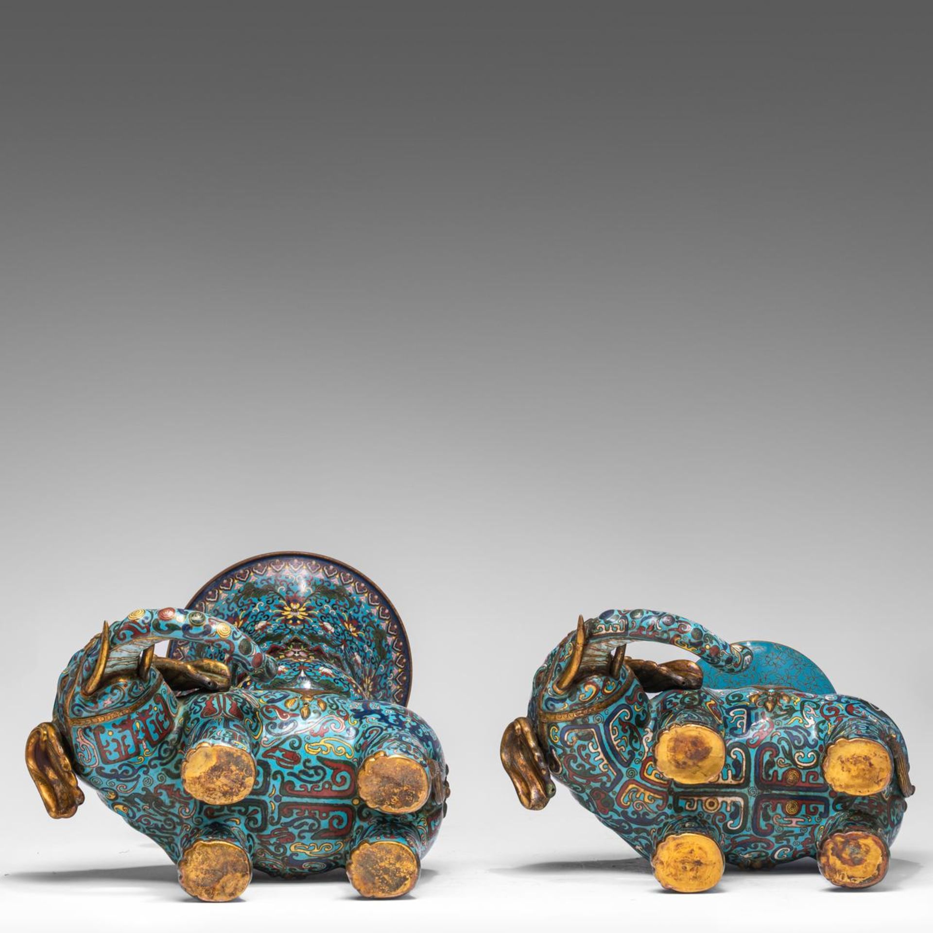 A Chinese five-piece semi-precious stone inlaid cloisonne garniture, late Qing, tallest H 57,5 - W 4 - Bild 22 aus 22