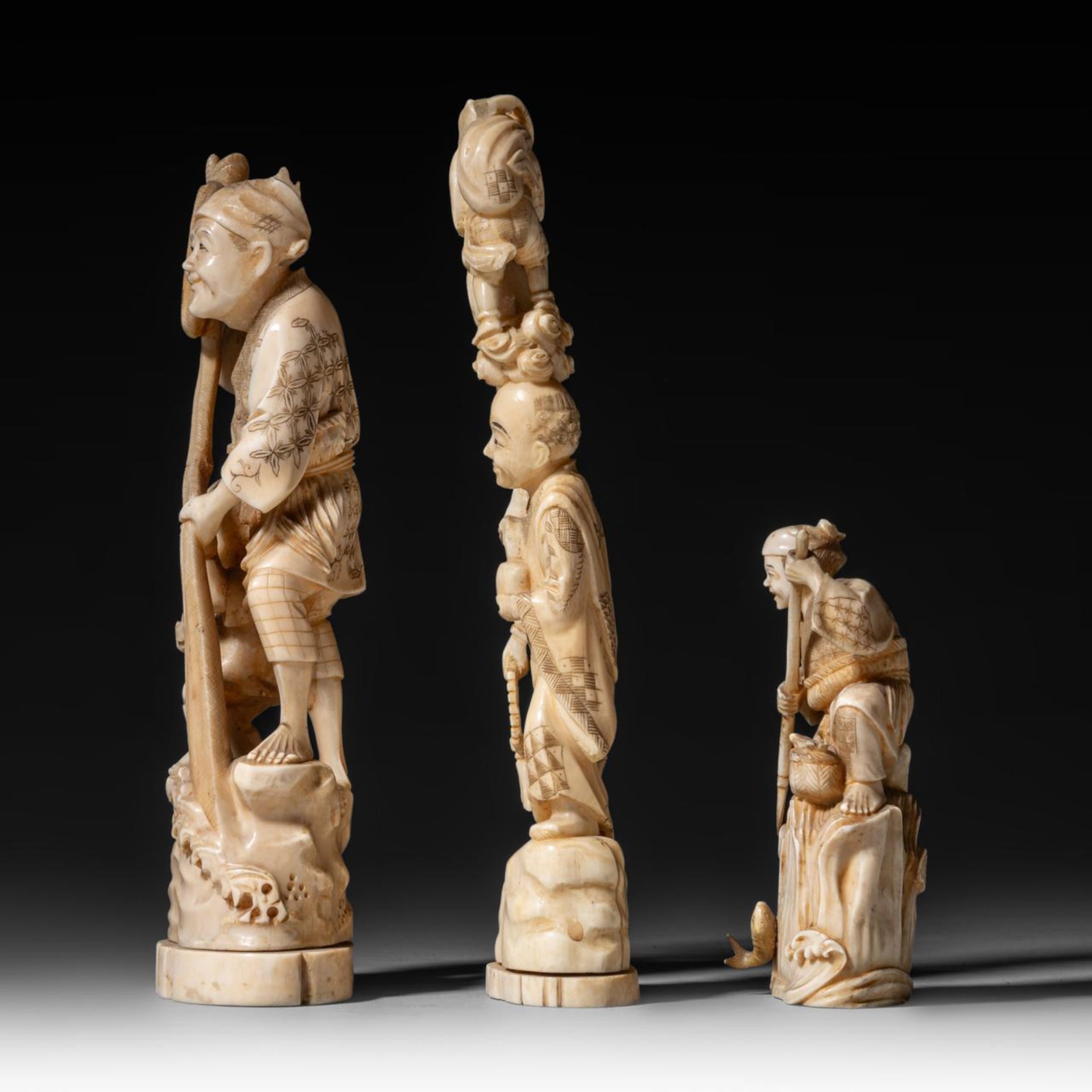 Three Japanese walrus ivory figures, Taisho, two of them signed, H 22 - 23,2 - 12,2 cm / 543 - 307 - - Image 3 of 9