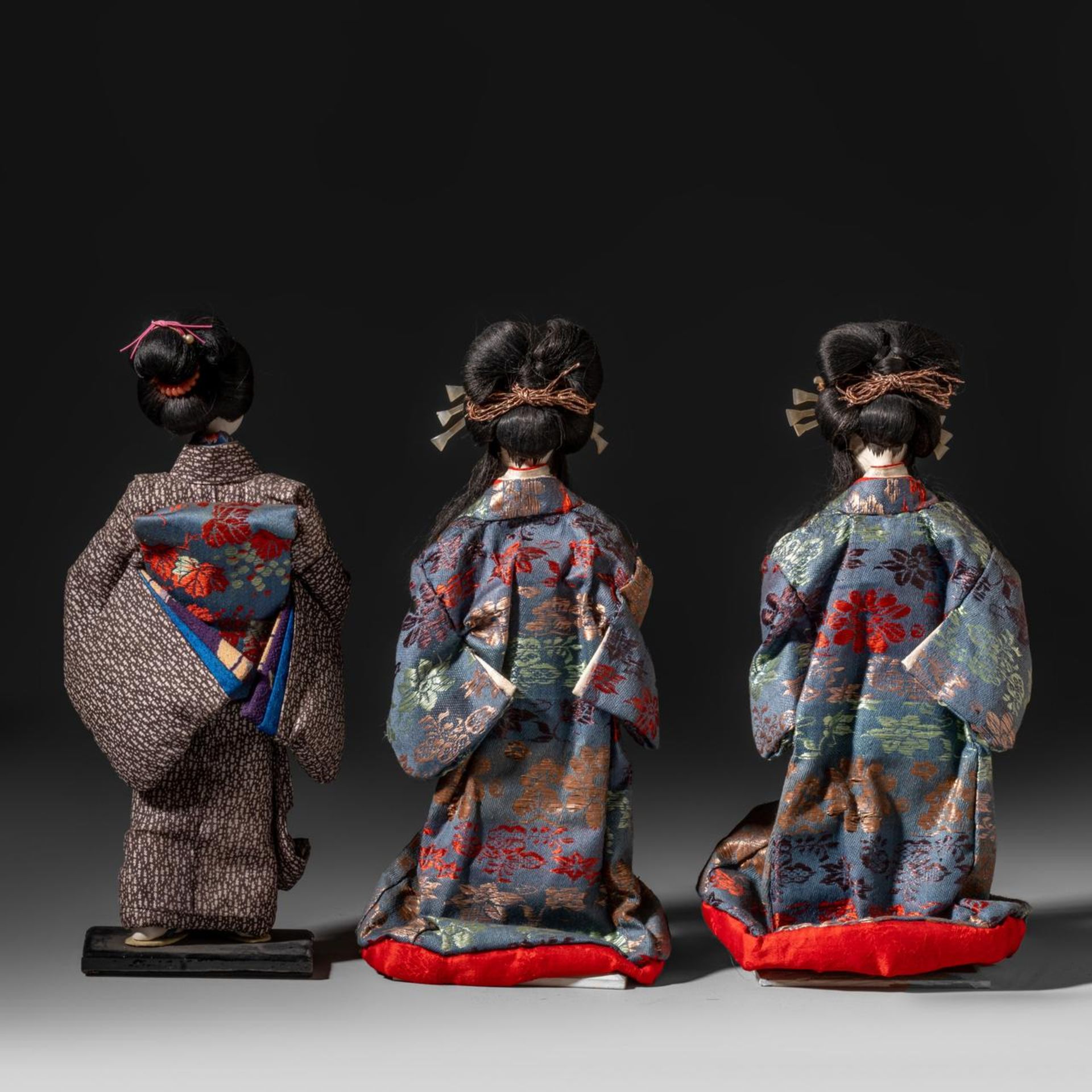 A collection of five Isho Ningyo costume display dolls, Meiji/Taisho period, tallest H 27,5 cm - Image 5 of 9