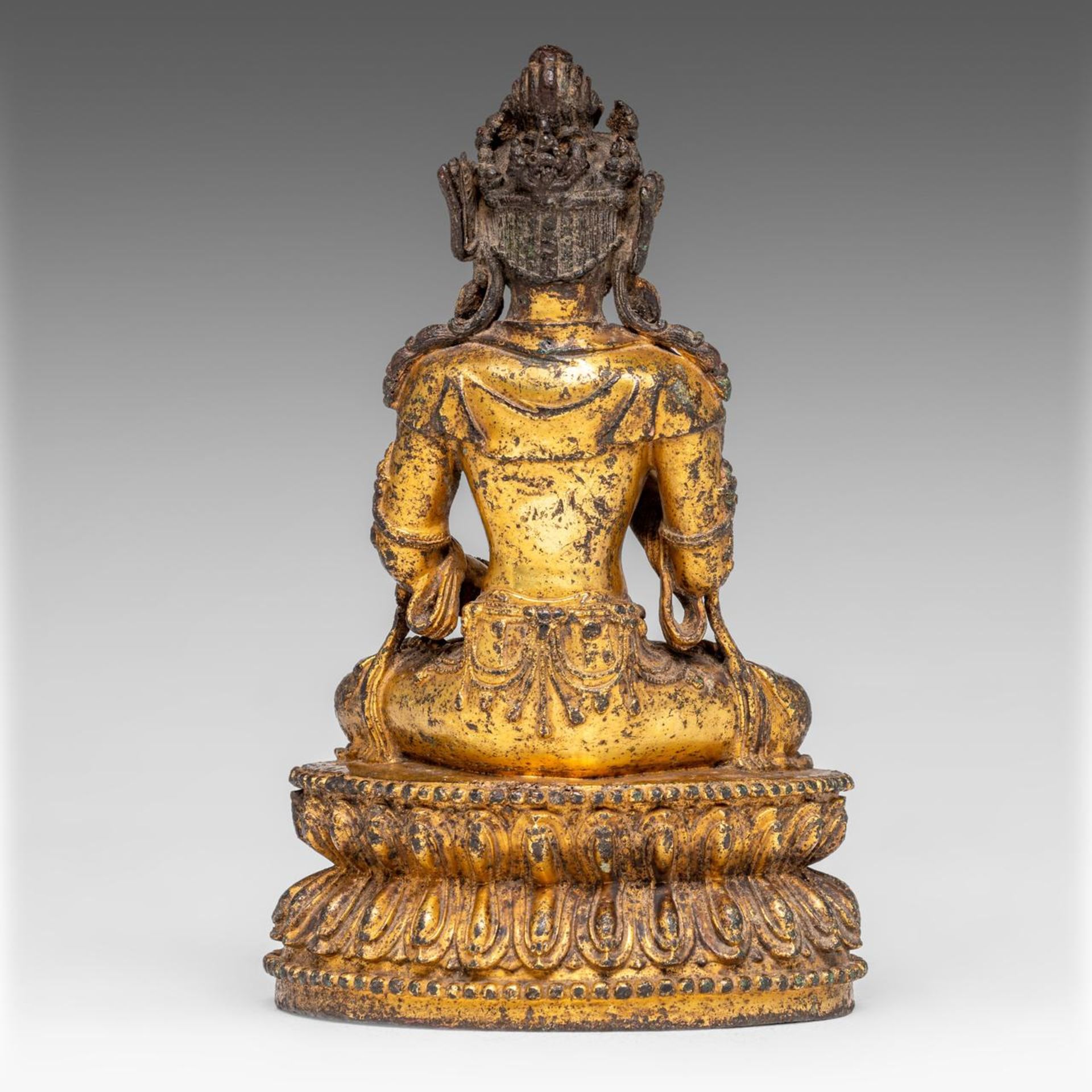 A Chinese gilt bronze figure of a bodhisattva, H 17 cm - Weight about 1093 g - Bild 4 aus 7