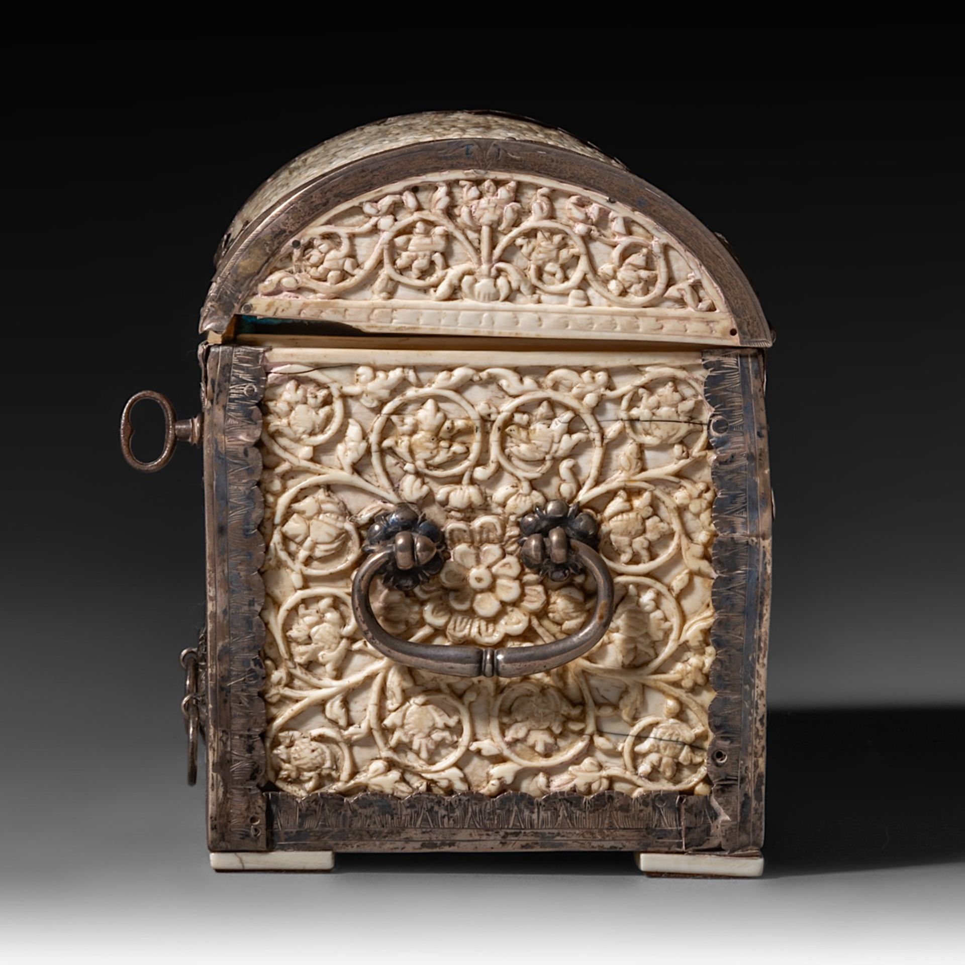 A 17th/18th-century Sinhalese (Sri Lanka) ivory jewelry casket, H 13,5 - W 19,3 - D 10,1 cm / total - Image 4 of 11