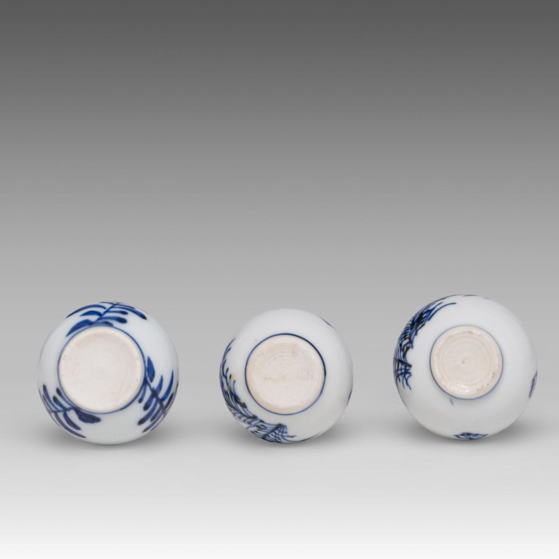 A pair of Chinese blue and white 'Hunting' saucers, Kangxi period, dia 10,8 cm - added three blue an - Bild 7 aus 7
