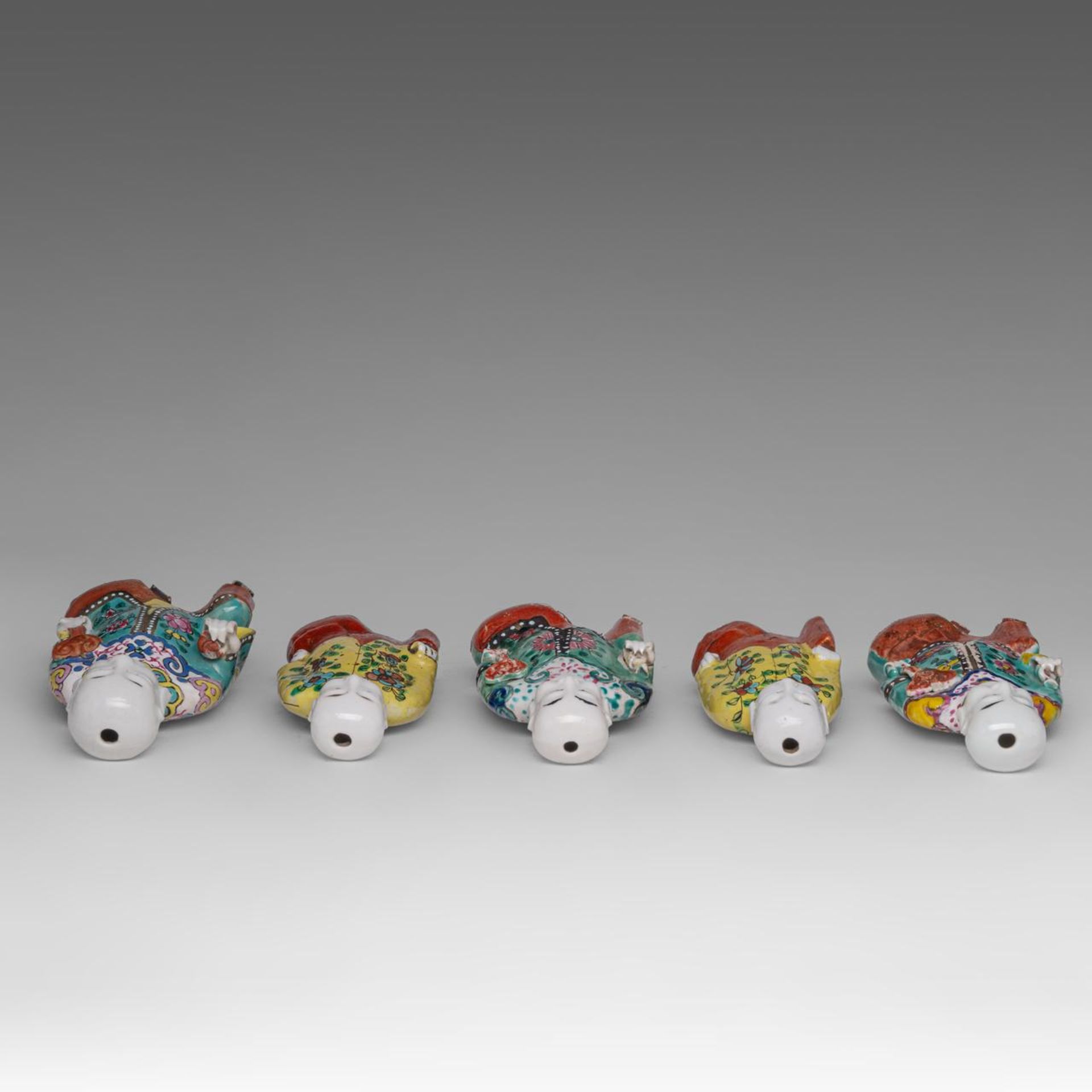 Five Chinese famille rose enamelled export figures, Jiaqing period, tallest H 17,5 cm - Image 5 of 7